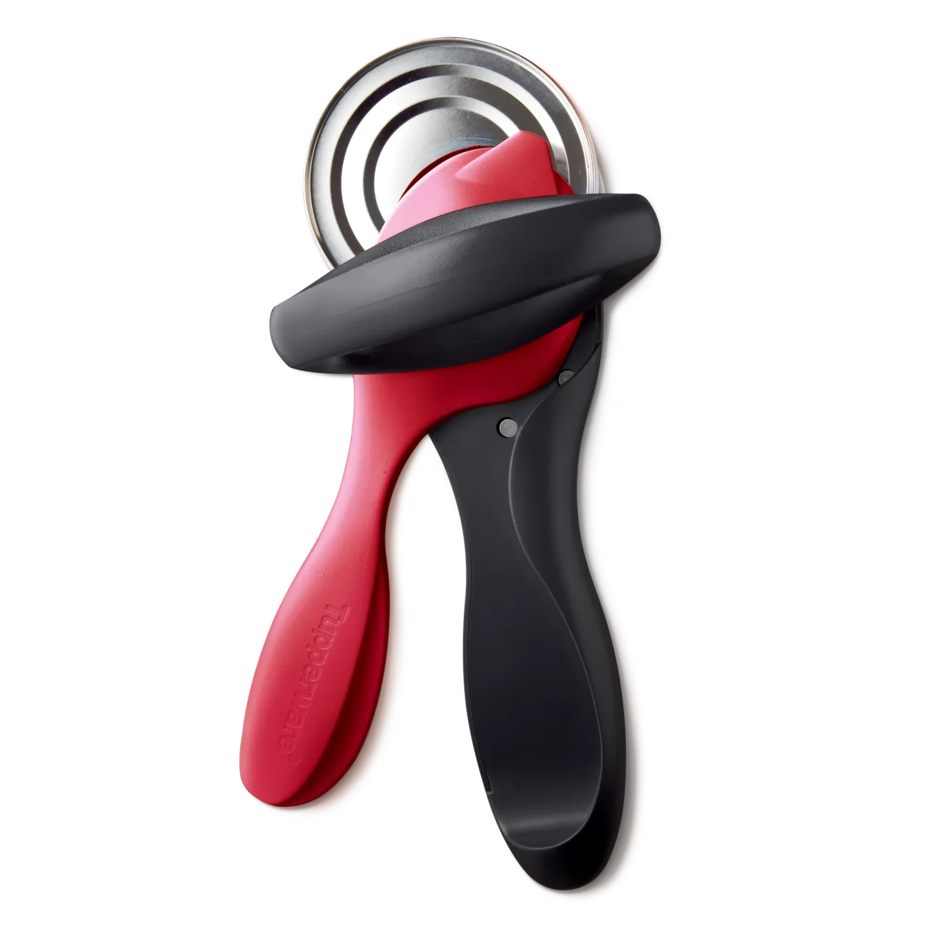 Dosenöffner von der Marke Tupperware in der Farbe Rot / mit sicherem Mechanismus gegen Scharfe Kanten / Einfach und Solide / sorgt für abgerundete Schnittkanten / Komfort dank ergonomisch geformten Griff / mit Greifer zum abnehmen des Abgeschnittenen Deckels / Dosenöffner Ansicht von Oben / Hier direkt online kaufen 