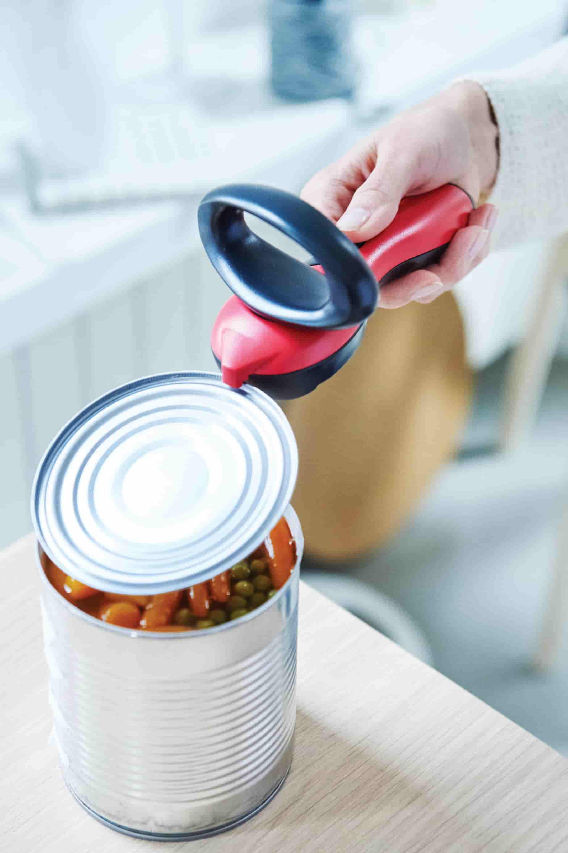 Dosenöffner von der Marke Tupperware in der Farbe Rot / mit sicherem Mechanismus gegen Scharfe Kanten / Einfach und Solide / sorgt für abgerundete Schnittkanten / Komfort dank ergonomisch geformten Griff / mit Greifer zum abnehmen des Abgeschnittenen Deckels / in der Farbe Rot / Hier direkt online kaufen 