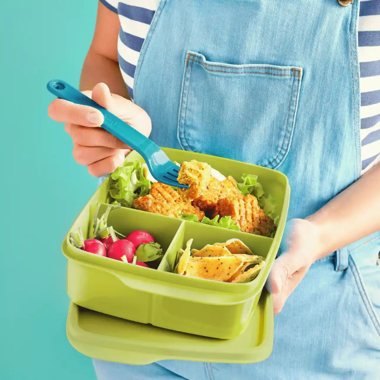 ECO+ Lunch Box Pausen 1 L von der Marke Tupperware in der Farbe Grün / fest verschließbar / mit 3 Fächern / Dank flacher Form passt sie auch in die Handtasche / abnehmbarer Deckel / leicht zu öffnen / Beispielbild Box gefüllt mit Lunch / Hier direkt online kaufen  