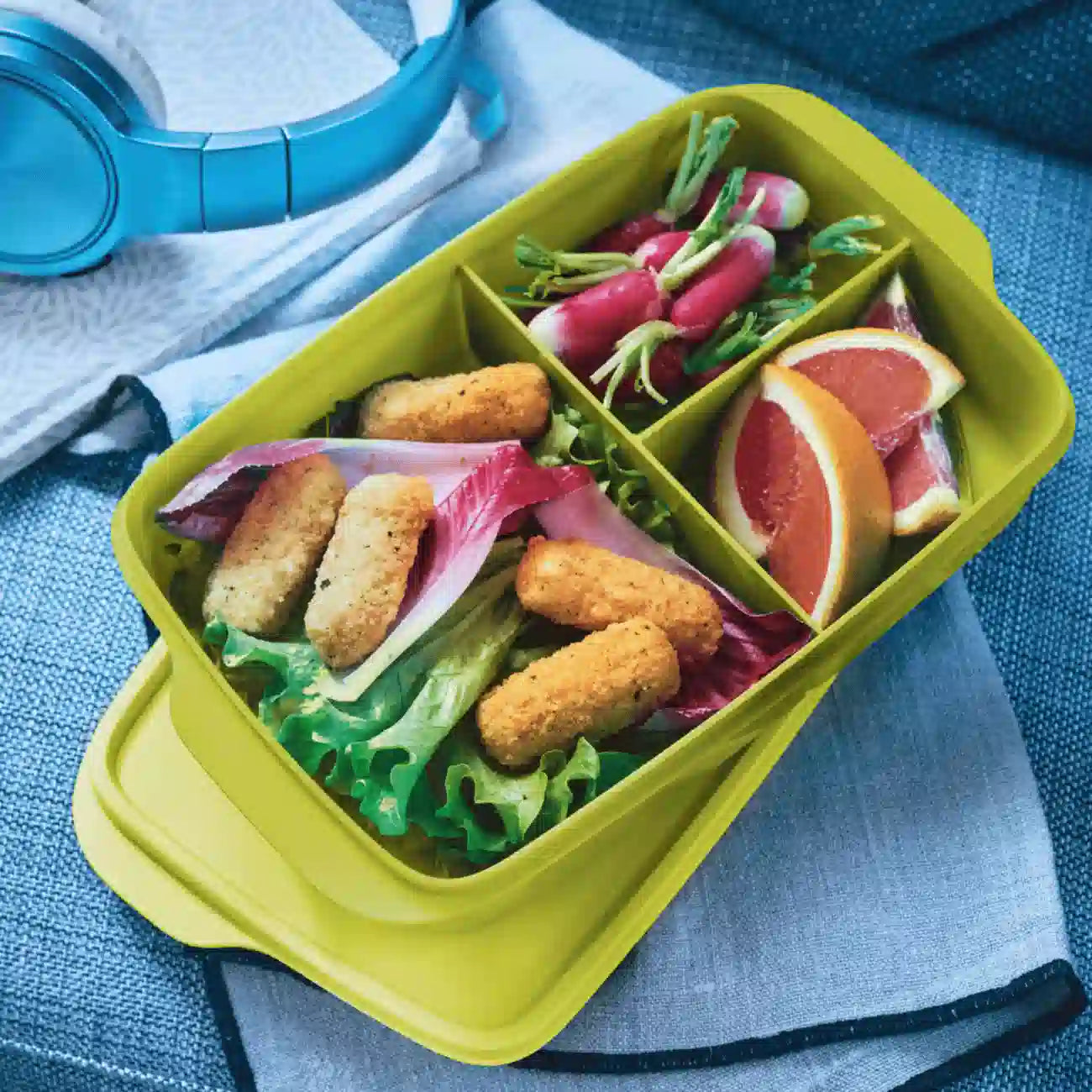 ECO+ Lunch Box Pausen 1 L von der Marke Tupperware in der Farbe Grün / fest verschließbar / mit 3 Fächern / Dank flacher Form passt sie auch in die Handtasche / abnehmbarer Deckel / leicht zu öffnen / Beispielbild Box gefüllt mit Lunch 2 / Hier direkt online kaufen  