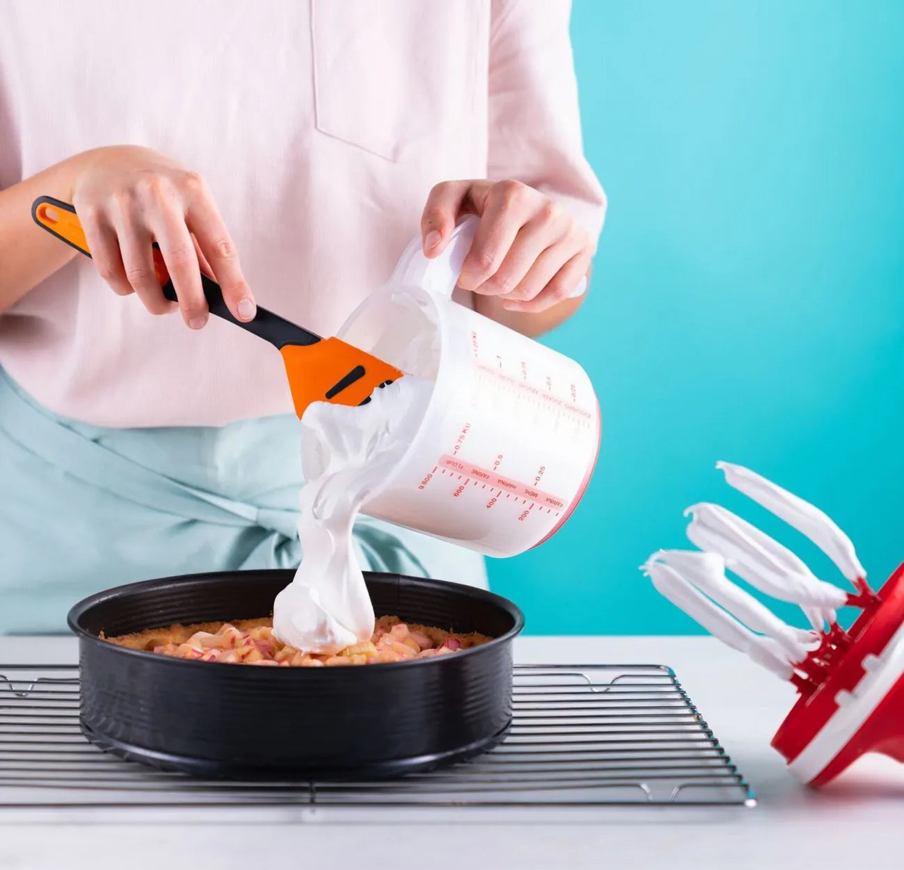 Easy Speedy 1,25l Mixx von der Marke Tupperware / Rührgerät ohne Stromverbrauch / Ideal für den Campingurlaub / mit 2 Gang Schaltung / Ideal für festen Teig aber auch für luftige Cremes / Energiesparend / mit Integrierter Messskala / Hier direkt online kaufen 
