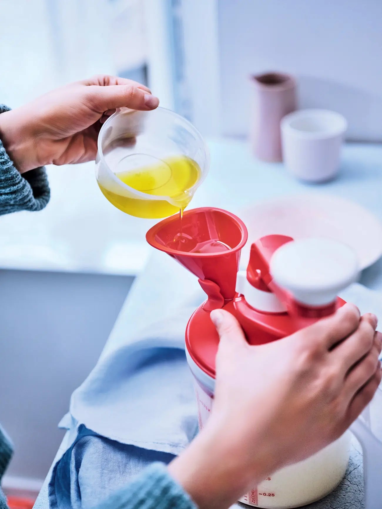 Easy Speedy 1,25l Mixx von der Marke Tupperware / Rührgerät ohne Stromverbrauch / Ideal für den Campingurlaub / mit 2 Gang Schaltung / Ideal für festen Teig aber auch für luftige Cremes / Energiesparend / mit Einfülltrichter / Hier direkt online kaufen 
