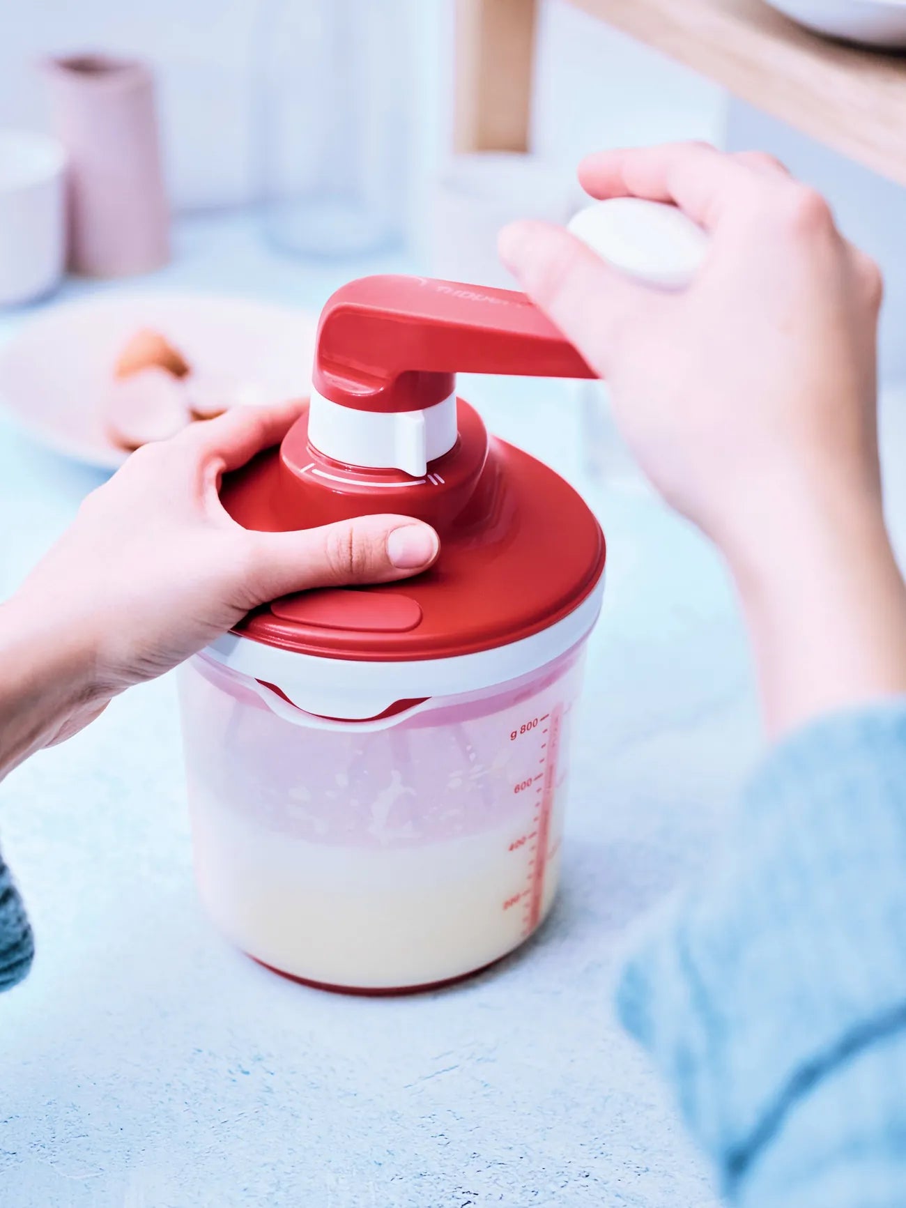 Easy Speedy 1,25l Mixx von der Marke Tupperware / Rührgerät ohne Stromverbrauch / Ideal für den Campingurlaub / mit 2 Gang Schaltung / Ideal für festen Teig aber auch für luftige Cremes / Energiesparend / Einfache Handhabung / Hier direkt online kaufen 