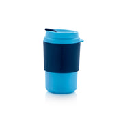 Eco+ Kaffeebecher 350 ml von der Marke Tupperware in der Farbe Blau-Dunkel Blau /  in Trendiger Farbkombination / Umweltfreundlich & Nachhaltig  / Banderole schützt die Finger vor der Hitze und sorgt für einen guten Griff / Perfekt für den Alltag / Hier direkt online kaufen 