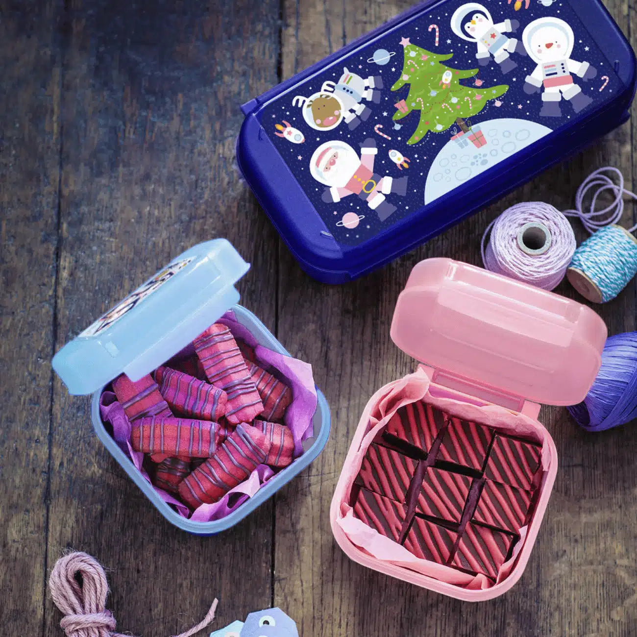 Bellevue Weihnachts-Set Winter Trio Boxen von der Marke Tupperware / 3 Dosen mit Deckel / Aufbewahrungsbehälter / Stapelbar / einfach zu öffnen / Ideal für Gebackene Plätzchen und Kleinigkeiten / Ansicht Boxen gefüllt / Hier direkt  online kaufen