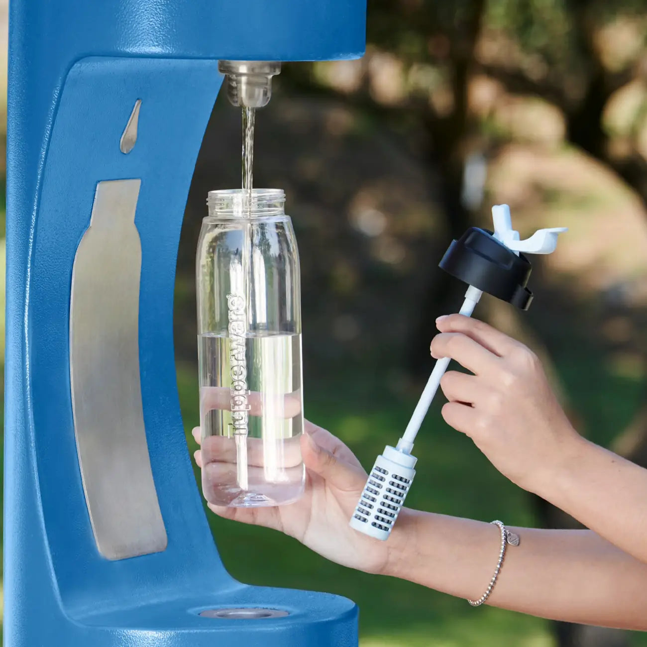 Pure&Go Wasserfilter Flasche 750ml inkl. Einsatz von der Marke Tupperware / Wasserfilter für Unterwegs / mit integriertem Trinkhalm & austauschbaren Filter / mit einem Filter kannst du bis zu 300 Liter Wasser Filtern / Beispielbild Flasche und Filter / Hier direkt online kaufen 