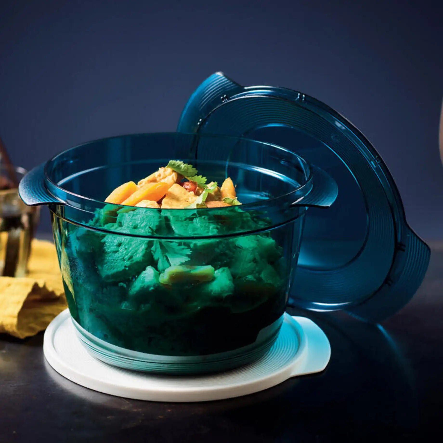 MicroCook 2,25 L Kasserolle von der Marke Tupperware / in der Farbe Türkis / zum Essen zubereiten für bis zu 6 Personen / für die Mikrowelle / Gefrier- und Kühlgeeignet / Praktisch und Schnell kochen / Mikrowellenbehälter / mit Frischhaltedeckel / Bild MicroCook gefüllt mit Essen /Hier direkt online kaufen 
