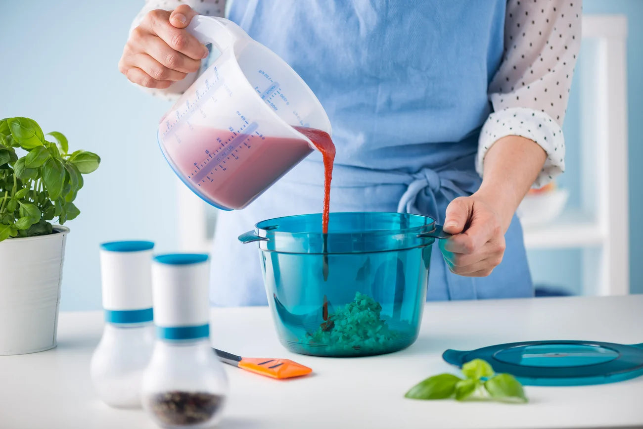 MicroCook 2,25 L Kasserolle von der Marke Tupperware / in der Farbe Türkis / zum Essen zubereiten für bis zu 6 Personen / für die Mikrowelle / Gefrier- und Kühlgeeignet / Praktisch und Schnell kochen / Mikrowellenbehälter / mit Frischhaltedeckel / Bild MicroCook beim Essen Zubereiten / Hier direkt online kaufen 