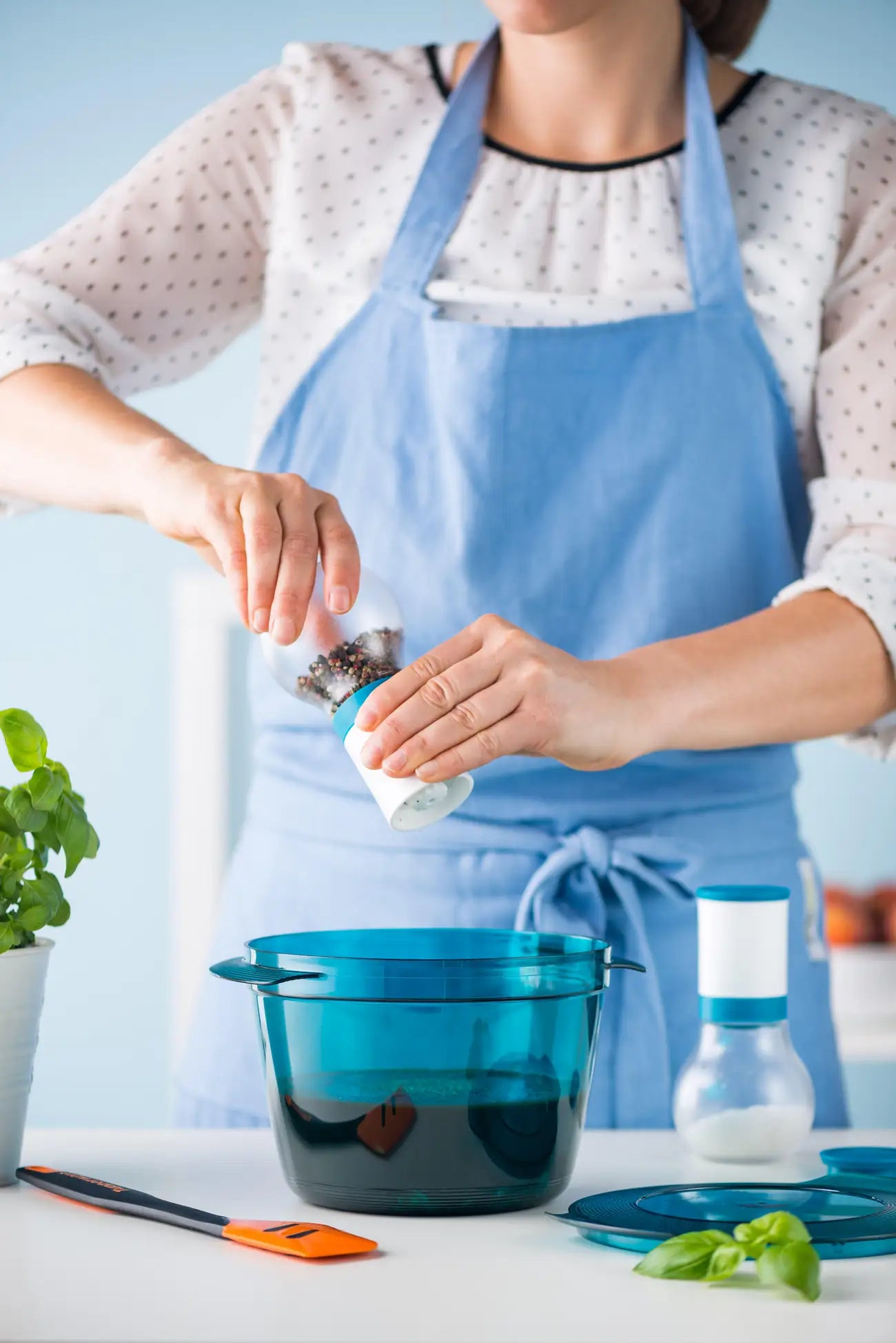 MicroCook 2,25 L Kasserolle von der Marke Tupperware / in der Farbe Türkis / zum Essen zubereiten für bis zu 6 Personen / für die Mikrowelle / Gefrier- und Kühlgeeignet / Praktisch und Schnell kochen / Mikrowellenbehälter / mit Frischhaltedeckel / Bild MicroCook beim Essen Zubereiten 2 / Hier direkt online kaufen 
