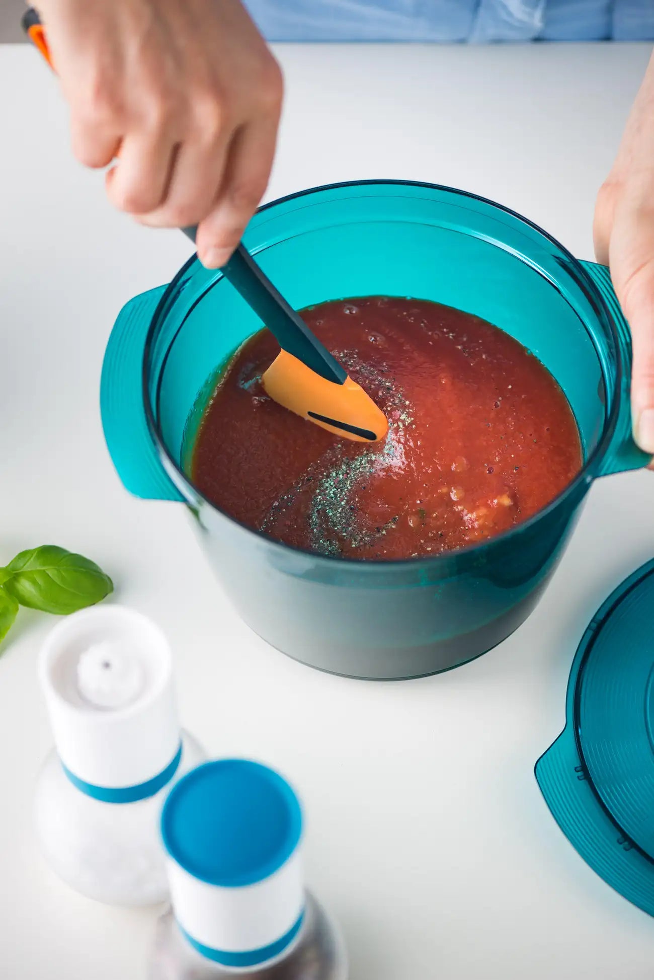 MicroCook 2,25 L Kasserolle von der Marke Tupperware / in der Farbe Türkis / zum Essen zubereiten für bis zu 6 Personen / für die Mikrowelle / Gefrier- und Kühlgeeignet / Praktisch und Schnell kochen / Mikrowellenbehälter / mit Frischhaltedeckel / Bild MicroCook beim Essen Zubereiten 3 / Hier direkt online kaufen 