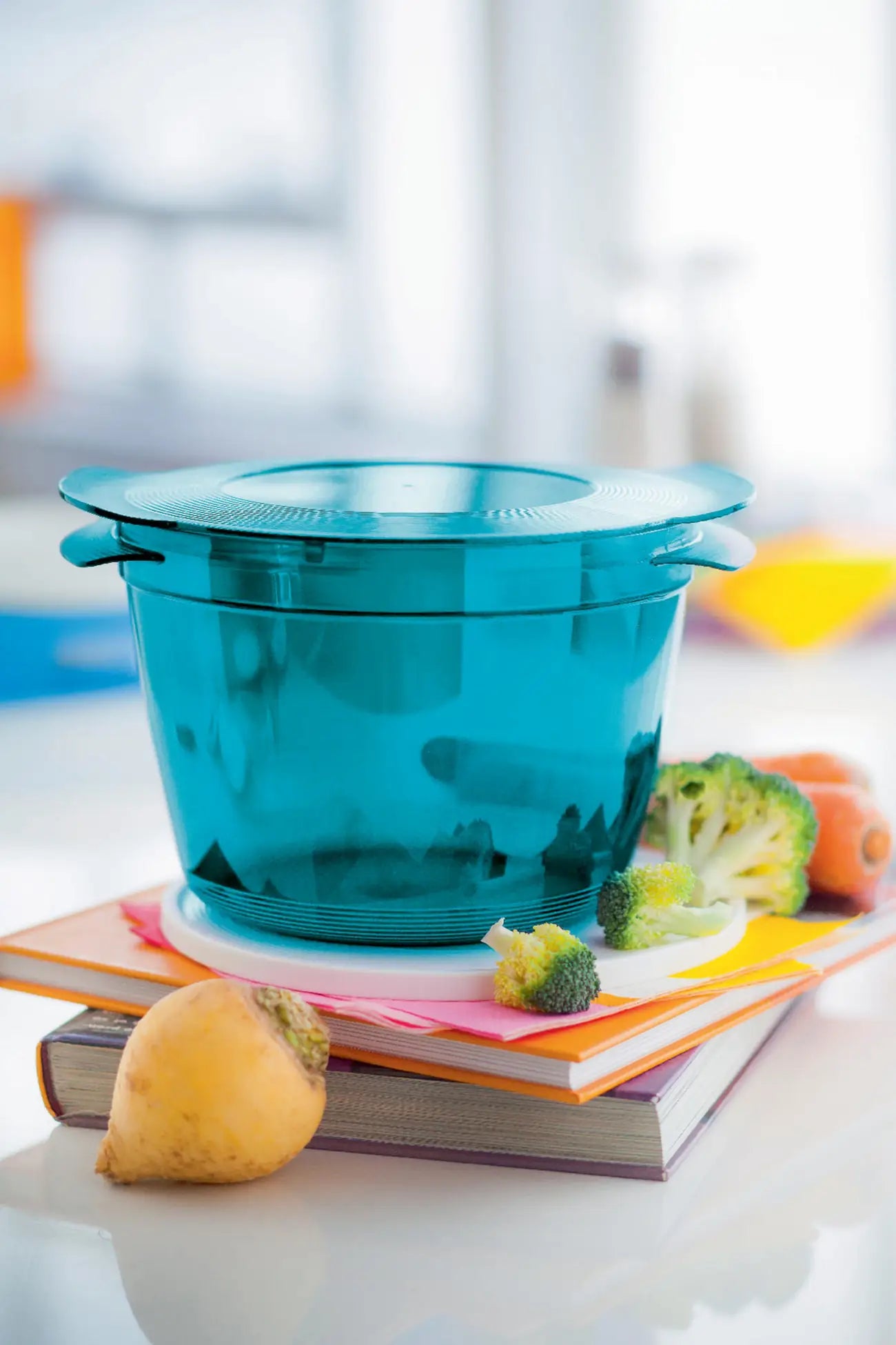 MicroCook 2,25 L Kasserolle von der Marke Tupperware / in der Farbe Türkis / zum Essen zubereiten für bis zu 6 Personen / für die Mikrowelle / Gefrier- und Kühlgeeignet / Praktisch und Schnell kochen / Mikrowellenbehälter / mit Frischhaltedeckel / Bild MicroCook beim Essen Zubereiten 4 / Hier direkt online kaufen 