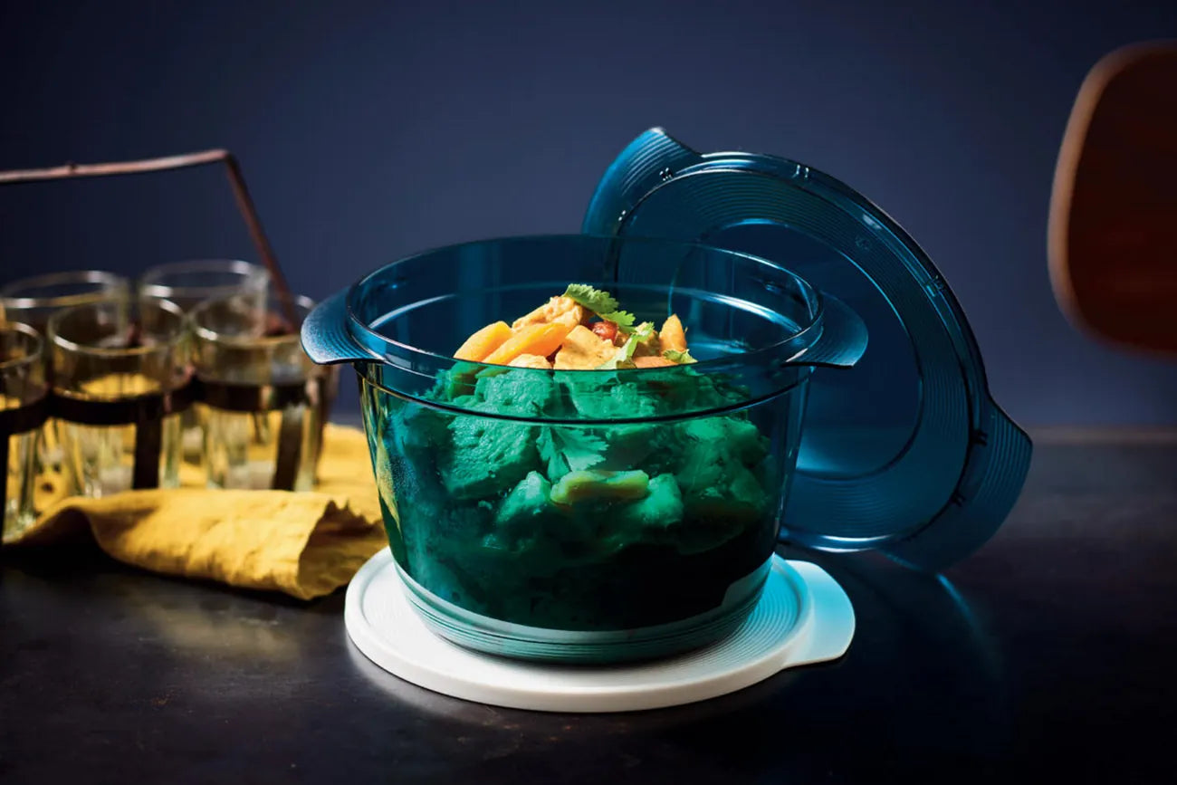 MicroCook 2,25 L Kasserolle von der Marke Tupperware / in der Farbe Türkis / zum Essen zubereiten für bis zu 6 Personen / für die Mikrowelle / Gefrier- und Kühlgeeignet / Praktisch und Schnell kochen / Mikrowellenbehälter / mit Frischhaltedeckel / Bild MicroCook beim Essen Zubereiten 5 / Hier direkt online kaufen 