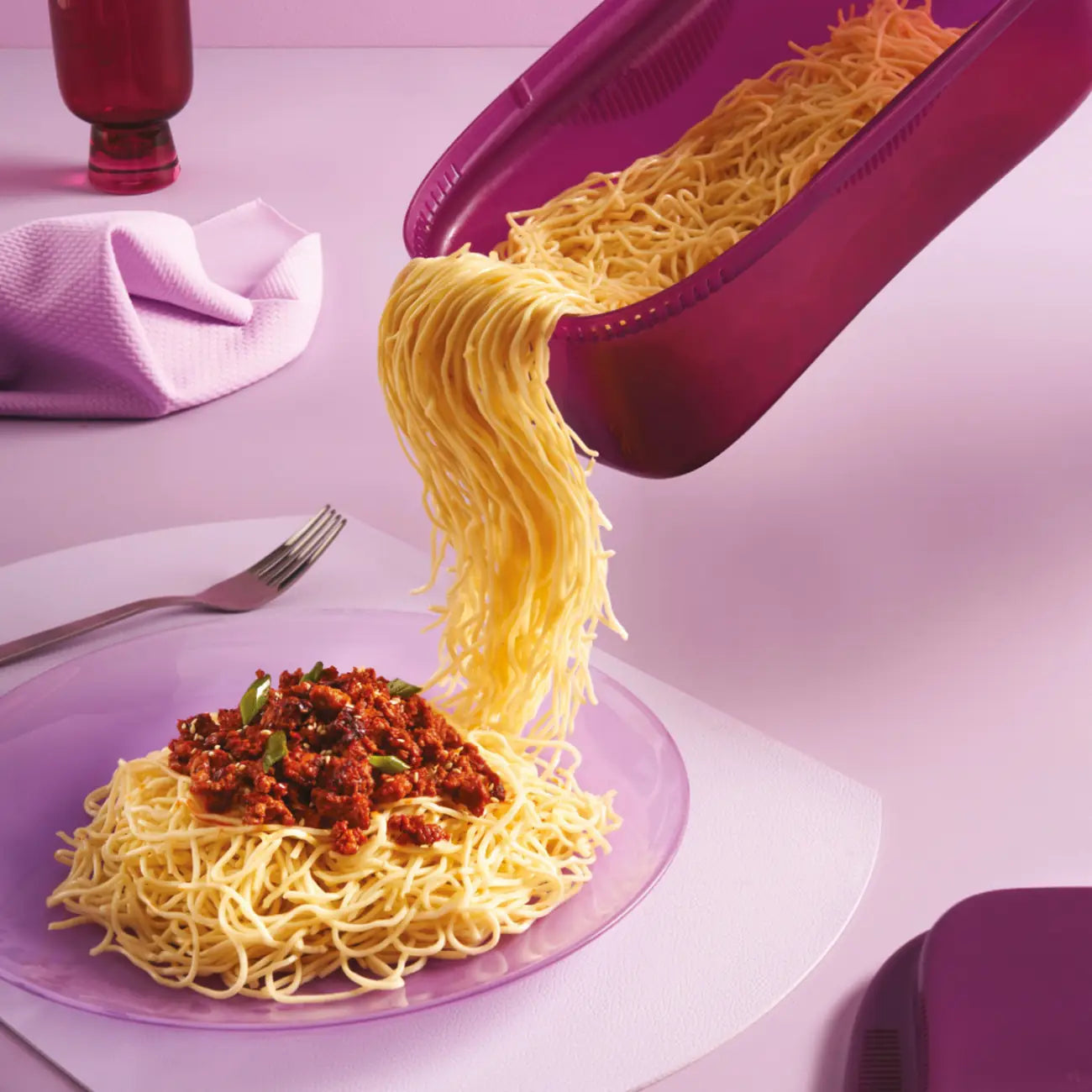 Mikro-Pastameister 1,9 L von der Marke Tupperware / in der Farbe Lila / Pasta in wenigen Minuten aus der Mikrowelle / Ideal für schnelles und Gesundes last Minute Essen / zum Kochen, Abseihen, Schwenken und Servieren / hier online kaufen
