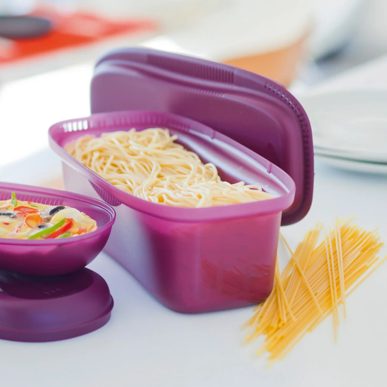 Mikro-Pastameister 1,9 L von der Marke Tupperware / in der Farbe Lila / Pasta in wenigen Minuten aus der Mikrowelle / Ideal für schnelles und Gesundes last Minute Essen / zum Kochen, Abseihen, Schwenken und Servieren / hier online kaufen