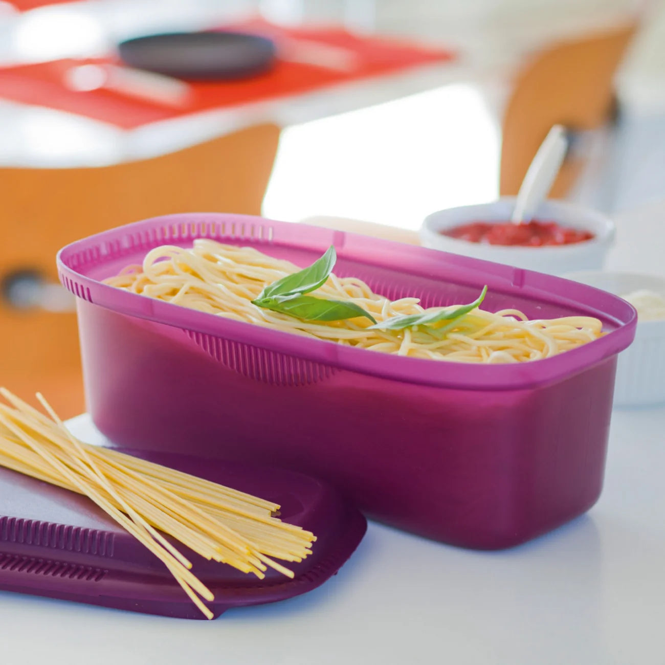 Mikro-Pastameister 1,9 L von der Marke Tupperware / in der Farbe Lila / Pasta in wenigen Minuten aus der Mikrowelle / Ideal für schnelles und Gesundes last Minute Essen / zum Kochen, Abseihen, Schwenken und Servieren / hier online kaufen