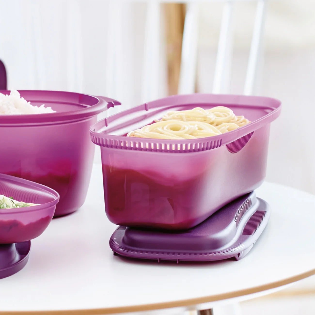 Mikro-Pastameister 1,9 L von der Marke Tupperware / in der Farbe Lila / Pasta in wenigen Minuten aus der Mikrowelle / Ideal für schnelles und Gesundes last Minute Essen / zum Kochen, Abseihen, Schwenken und Servieren / hier online kaufen