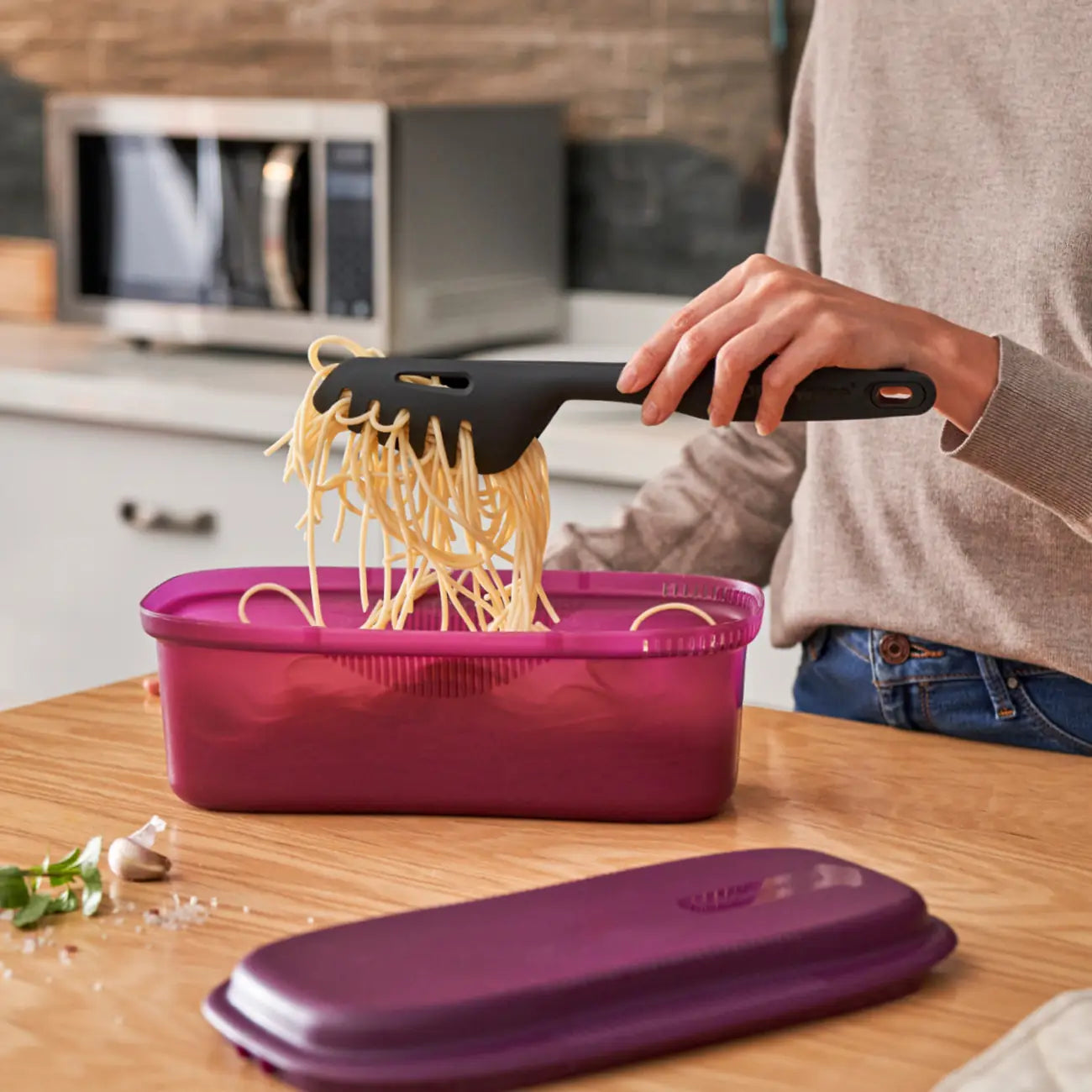 Mikro-Pastameister 1,9 L von der Marke Tupperware / in der Farbe Lila / Pasta in wenigen Minuten aus der Mikrowelle / Ideal für schnelles und Gesundes last Minute Essen / zum Kochen, Abseihen, Schwenken und Servieren / hier online kaufen