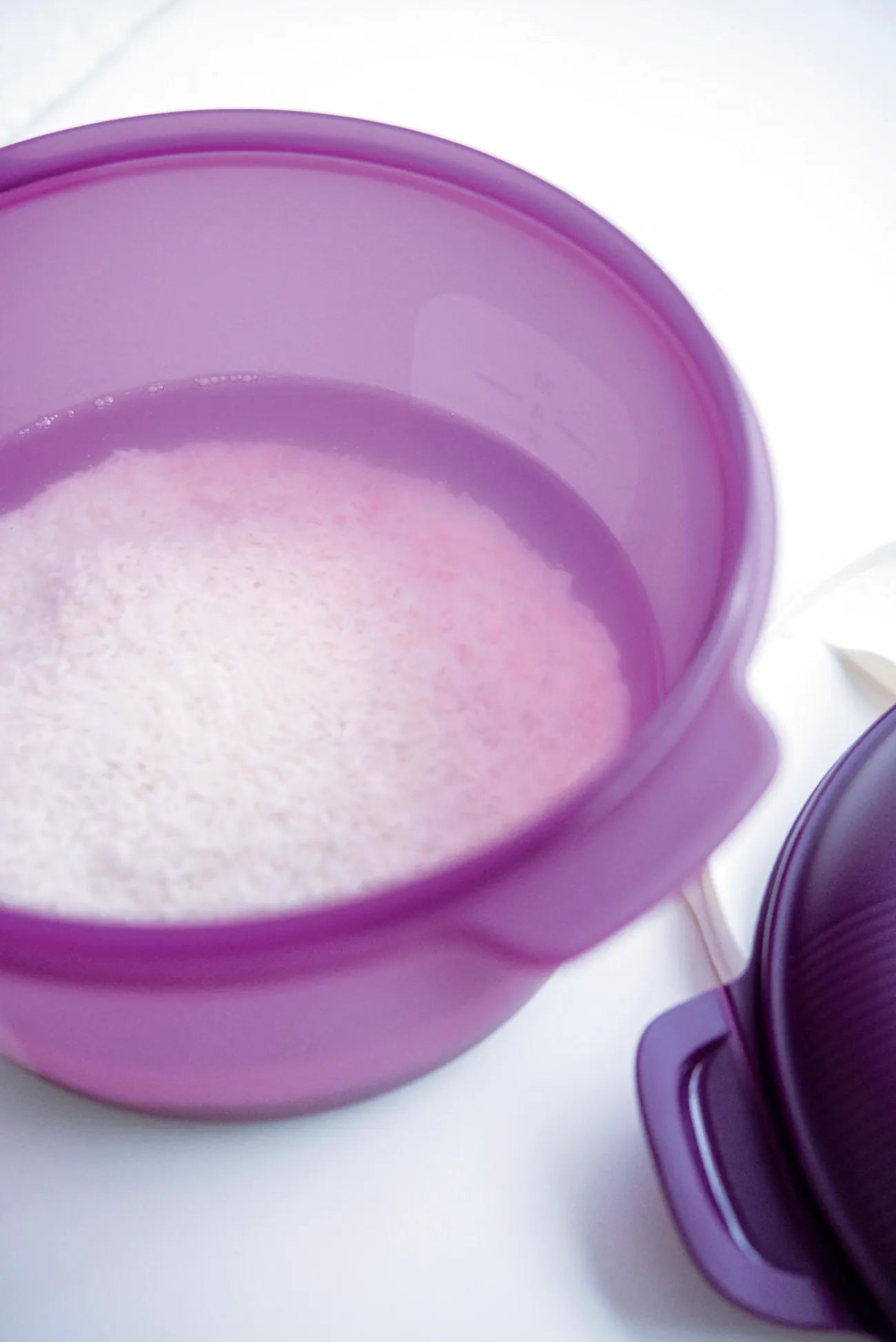 Großer Reis-Meister 3 L von der Marke Tupperware / in der Farbe Lila / Mikrowellen Reis-Kocher / zum kochen von Reis oder Getreide / mit Cleveren Einsatz der das Überkochen verhindert / Hier direkt online kaufen 