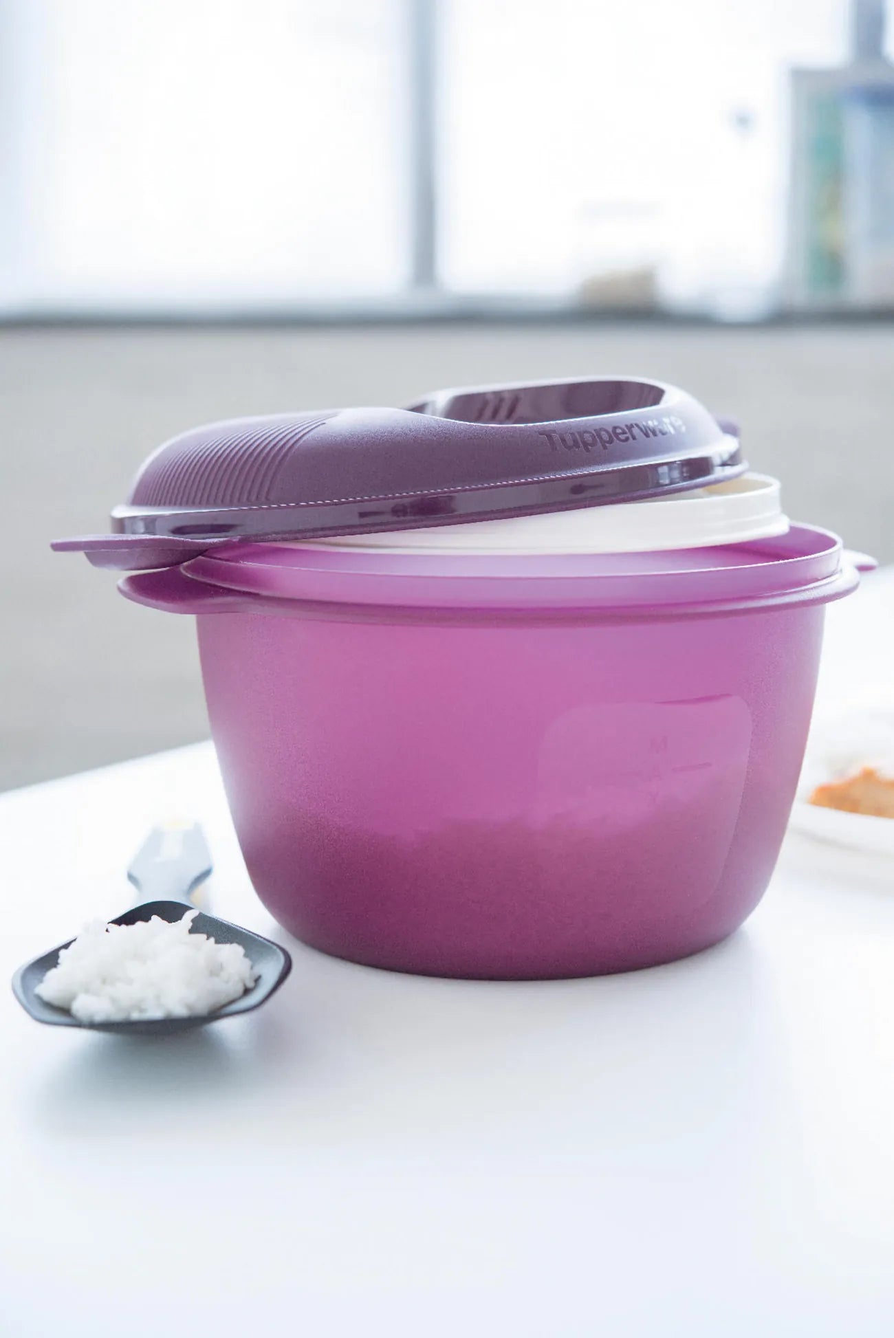 Großer Reis-Meister 3 L von der Marke Tupperware / in der Farbe Lila / Mikrowellen Reis-Kocher / zum kochen von Reis oder Getreide / mit Cleveren Einsatz der das Überkochen verhindert / Hier direkt online kaufen 