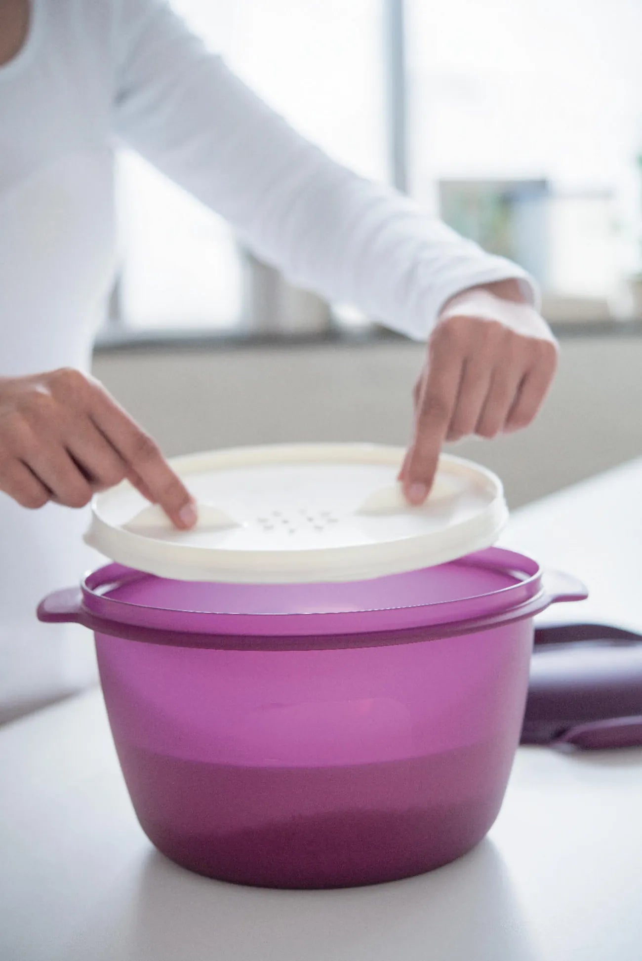 Großer Reis-Meister 3 L von der Marke Tupperware / in der Farbe Lila / Mikrowellen Reis-Kocher / zum kochen von Reis oder Getreide / mit Cleveren Einsatz der das Überkochen verhindert / Hier direkt online kaufen 