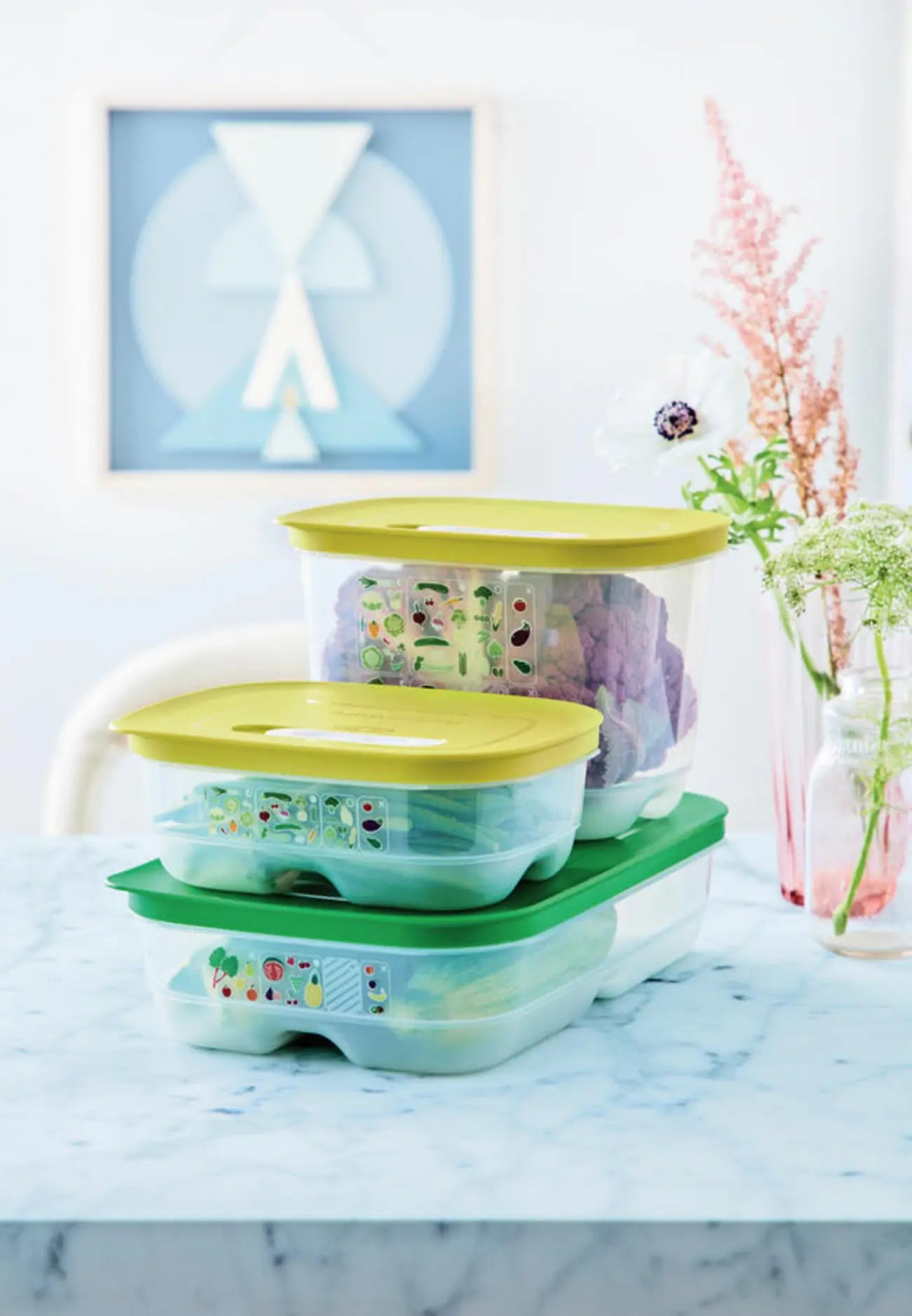 KlimaOase 1,8 L Variante Flach - Frischhaltebox von der Marke Tupperware / Ideal für langes Gemüse wie Spargel und Karotten / Nachhaltig und Effizient / Verlängert die Haltbarkeit von Obst und Gemüse / Stapelbar / Einzigartiges System zur Regulierung von Luftmenge und Feuchtigkeit / mit integriertem Frischegitter gegen überschüssige Feuchtigkeit / Hier direkt online kaufen