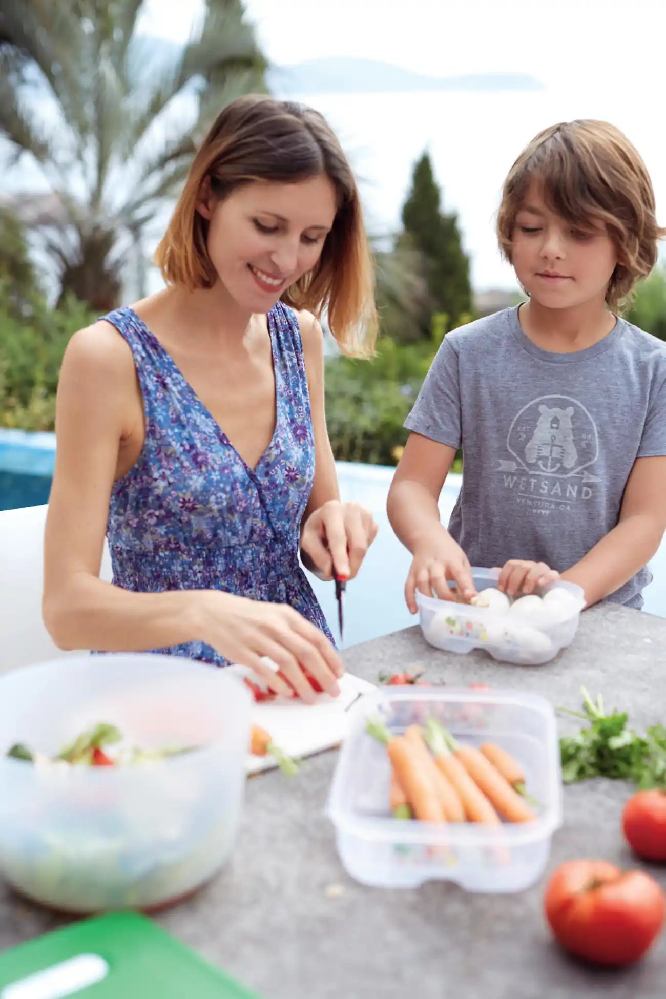 KlimaOase 1,8 L Variante Flach - Frischhaltebox von der Marke Tupperware / Ideal für langes Gemüse wie Spargel und Karotten / Nachhaltig und Effizient / Verlängert die Haltbarkeit von Obst und Gemüse / Stapelbar / Einzigartiges System zur Regulierung von Luftmenge und Feuchtigkeit / mit integriertem Frischegitter gegen überschüssige Feuchtigkeit / Hier direkt online kaufen