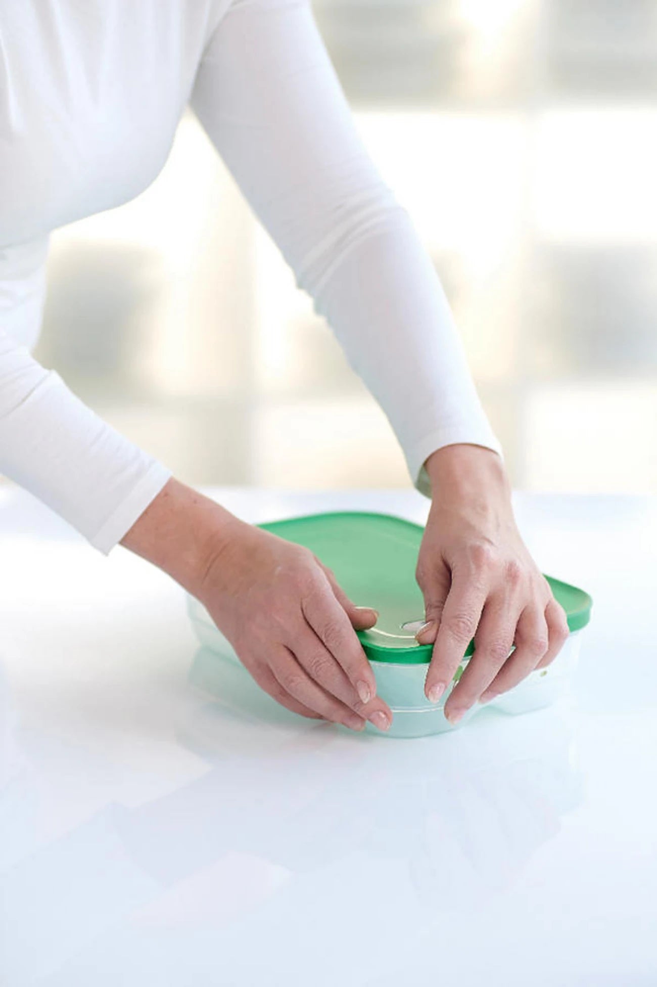 KlimaOase 1,8 L Variante Flach - Frischhaltebox von der Marke Tupperware / Ideal für langes Gemüse wie Spargel und Karotten / Nachhaltig und Effizient / Verlängert die Haltbarkeit von Obst und Gemüse / Stapelbar / Einzigartiges System zur Regulierung von Luftmenge und Feuchtigkeit / mit integriertem Frischegitter gegen überschüssige Feuchtigkeit / Hier direkt online kaufen