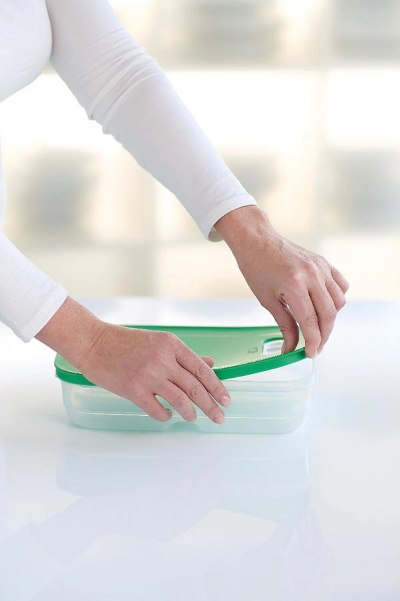 KlimaOase 1,8 L Variante Flach - Frischhaltebox von der Marke Tupperware / Ideal für langes Gemüse wie Spargel und Karotten / Nachhaltig und Effizient / Verlängert die Haltbarkeit von Obst und Gemüse / Stapelbar / Einzigartiges System zur Regulierung von Luftmenge und Feuchtigkeit / mit integriertem Frischegitter gegen überschüssige Feuchtigkeit / Hier direkt online kaufen