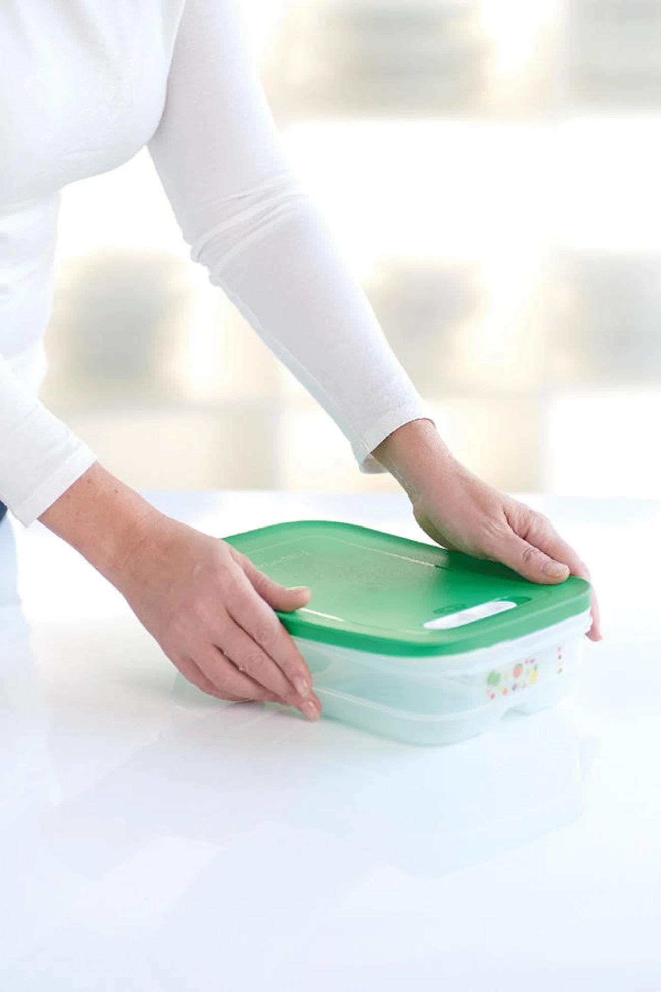 KlimaOase 1,8 L Variante Flach - Frischhaltebox von der Marke Tupperware / Ideal für langes Gemüse wie Spargel und Karotten / Nachhaltig und Effizient / Verlängert die Haltbarkeit von Obst und Gemüse / Stapelbar / Einzigartiges System zur Regulierung von Luftmenge und Feuchtigkeit / mit integriertem Frischegitter gegen überschüssige Feuchtigkeit / Hier direkt online kaufen
