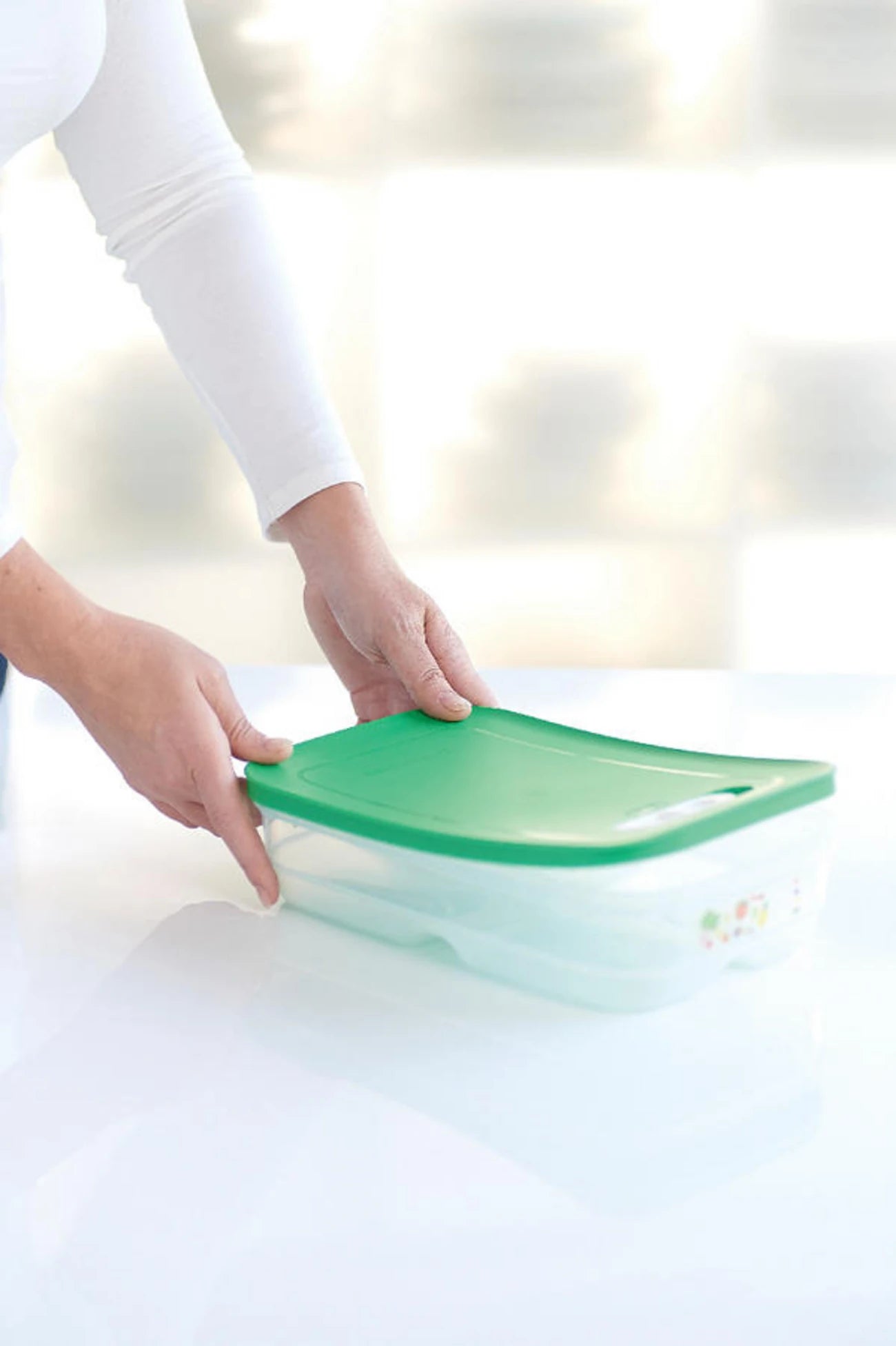 KlimaOase 1,8 L Variante Flach - Frischhaltebox von der Marke Tupperware / Ideal für langes Gemüse wie Spargel und Karotten / Nachhaltig und Effizient / Verlängert die Haltbarkeit von Obst und Gemüse / Stapelbar / Einzigartiges System zur Regulierung von Luftmenge und Feuchtigkeit / mit integriertem Frischegitter gegen überschüssige Feuchtigkeit / Hier direkt online kaufen
