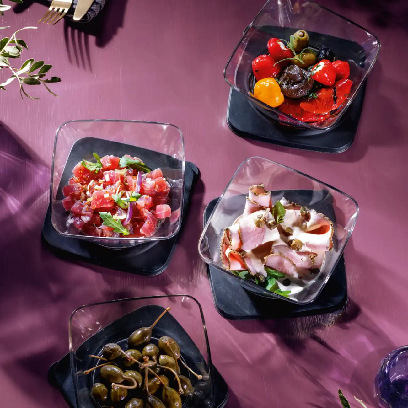 Clear Collection Line quadratisches Duo von der Marke Tupperware / 2x 620ml Schüssel mit Deckel / luft- und Wasserdichter Deckel / Stapelbar / Deckel kann auch als Untersetzer genutzt werden / aus Eco+ Material / Ideal zum Mitnehmen und Servieren / Bild: Schüsseln Serviert auf dem Tisch / Hier direkt online kaufen 