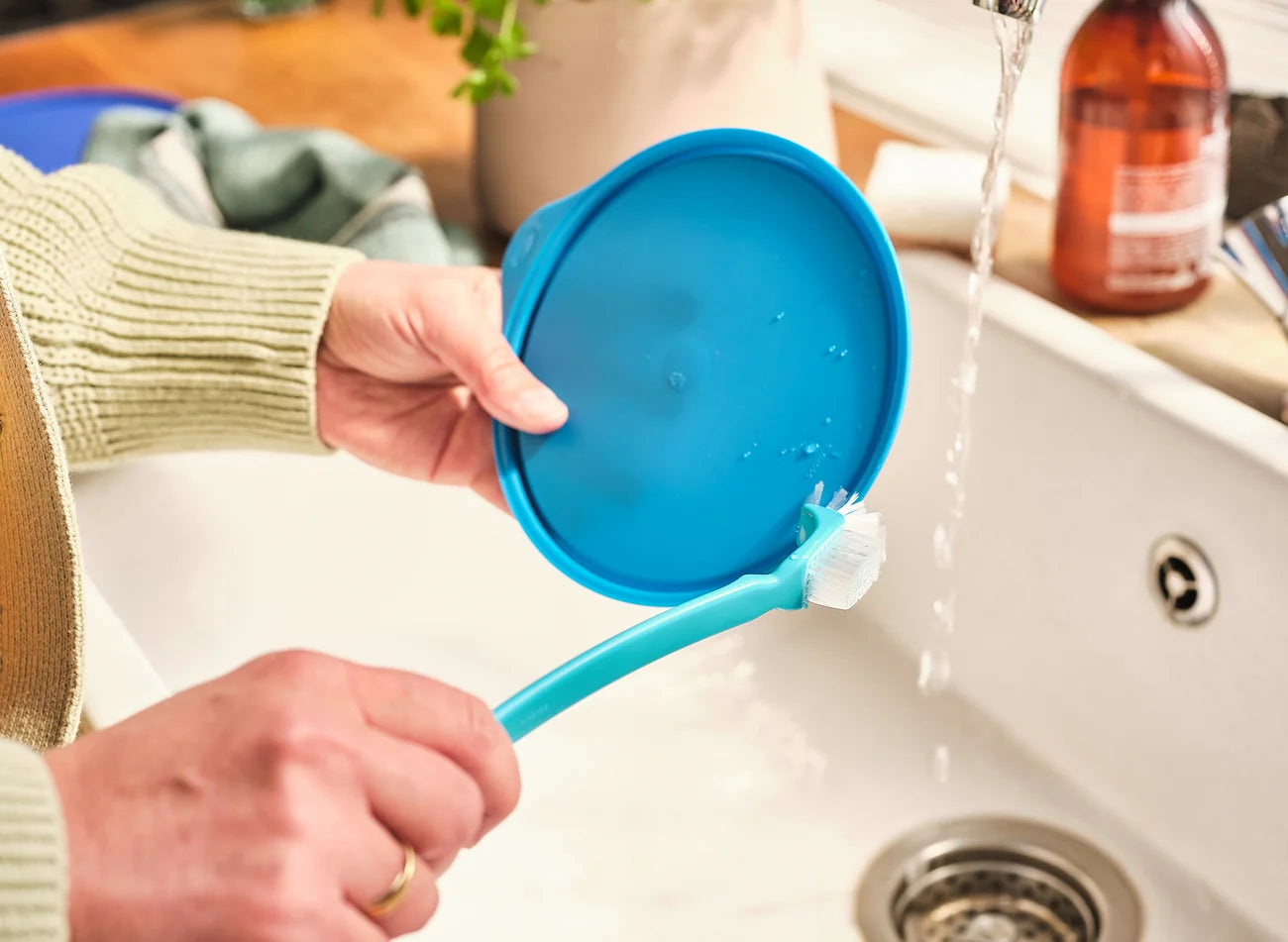 Flotte Bürste von der Marke Tupperware / in der Farbe Blau / kleine handliche Bürste, Perfekt geeignet für kleine Zwischenräume und Ecken / hier direkt online kaufen