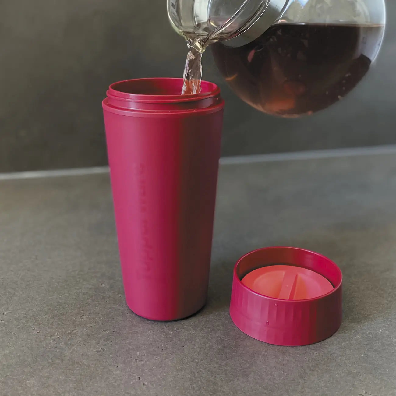 Großer Traveller 470ml von der Marke Tupperware / Thermobecher mit Clevererm 360° Trinkverschluss / mit großem Volumen das auch für Milchschaum reicht / in 3 Einzelteile zerlegbar zum Reinigen / Ideal für Unterwegs / Hier direkt online kaufen 