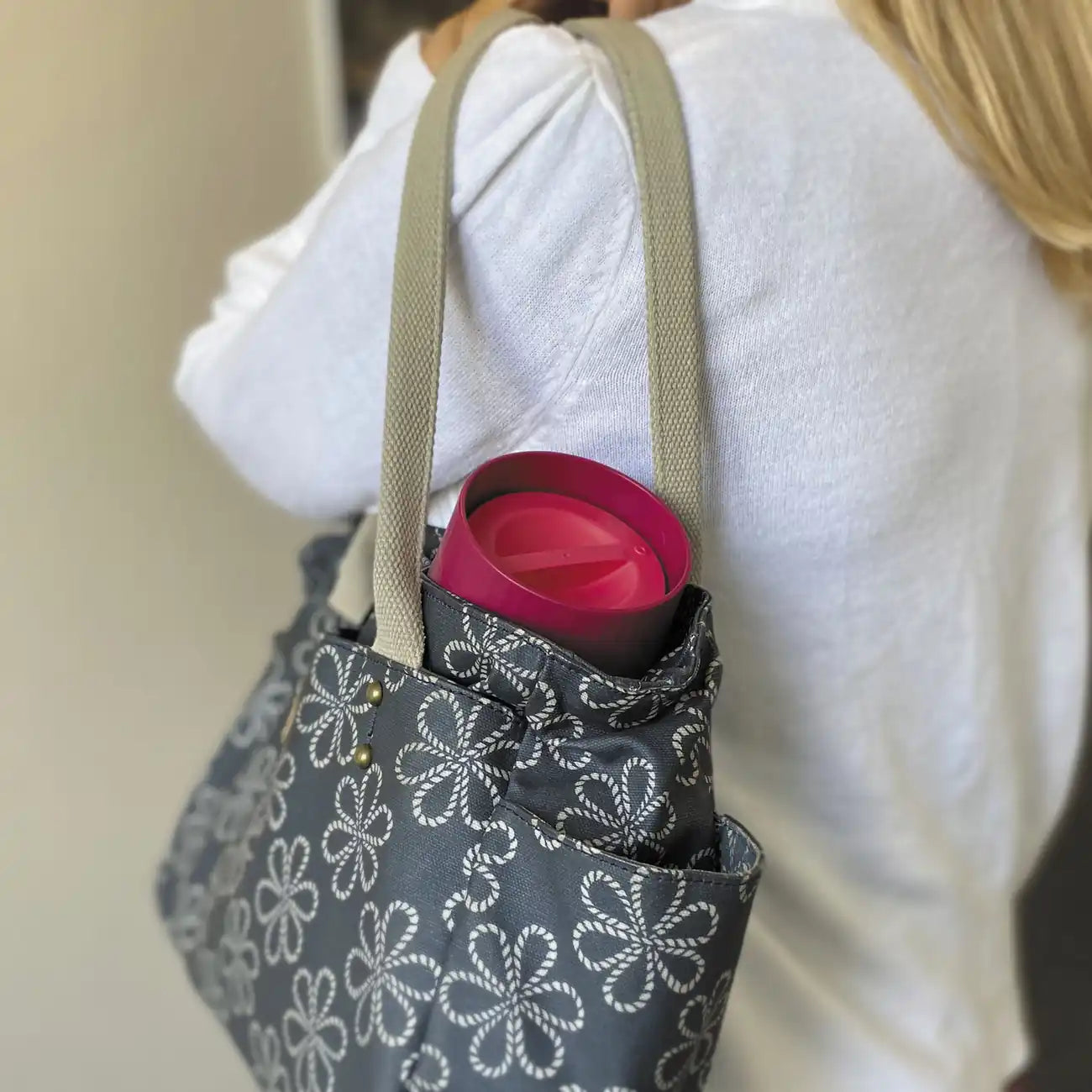 Großer Traveller 470ml von der Marke Tupperware / Thermobecher mit Clevererm 360° Trinkverschluss / mit großem Volumen das auch für Milchschaum reicht / in 3 Einzelteile zerlegbar zum Reinigen / Ideal für Unterwegs / Hier direkt online kaufen 