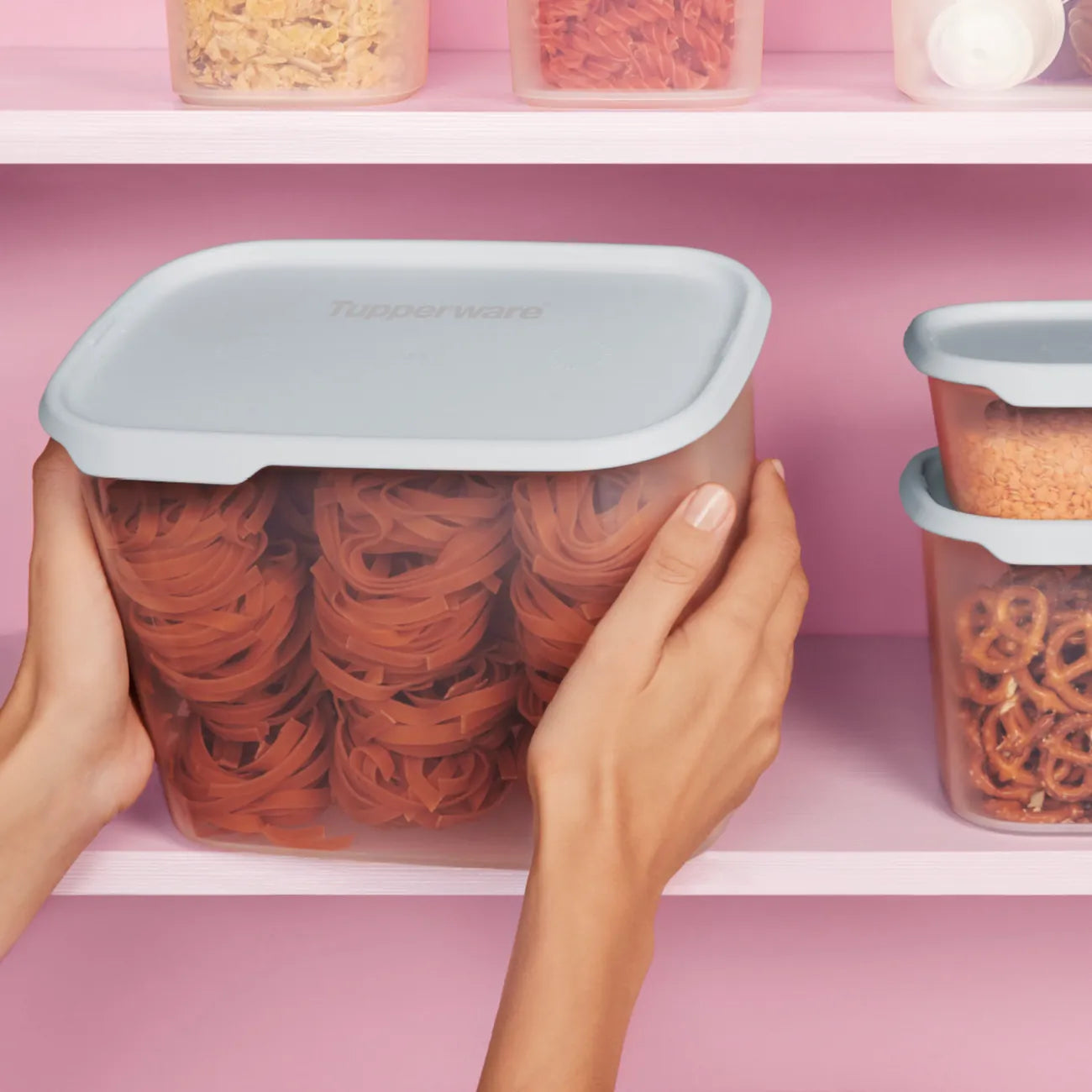 One Touch Fresh rechteckig 4,4 L mit Deckel in Grau von der Marke Tupperware / Vorratsdose / mit Luft-, Wasser- und Aromadichtem Deckel / leicht zu schließen / Ideal zum Lebensmittel Aufbewahren & Frischhalten / mit Praktischer Klarsichtblende / ineinander und aufeinander Stapelbar / Hier direkt online kaufen 