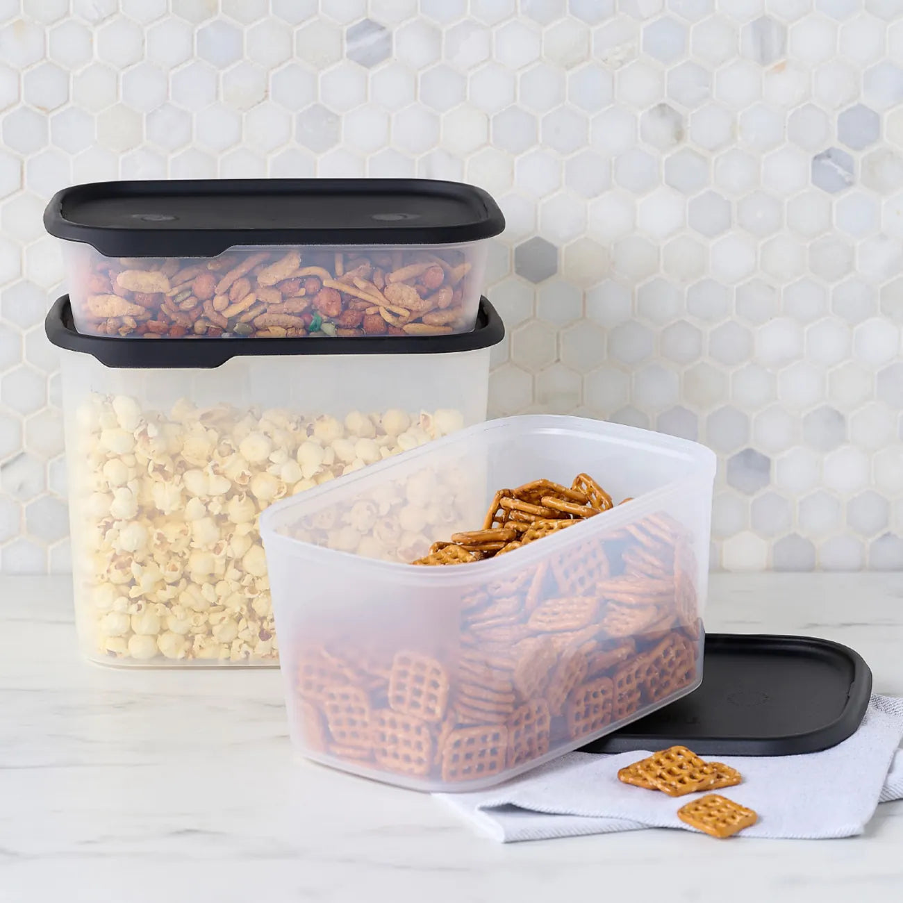 One Touch Fresh rechteckig 4,4 L mit Schwarzem Deckel von der Marke Tupperware / Vorratsdose / mit Luft-, Wasser- und Aromadichtem Deckel / leicht zu schließen / Ideal zum Lebensmittel Aufbewahren & Frischhalten / mit Praktischer Klarsichtblende / ineinander und aufeinander Stapelbar / Hier direkt online kaufen 