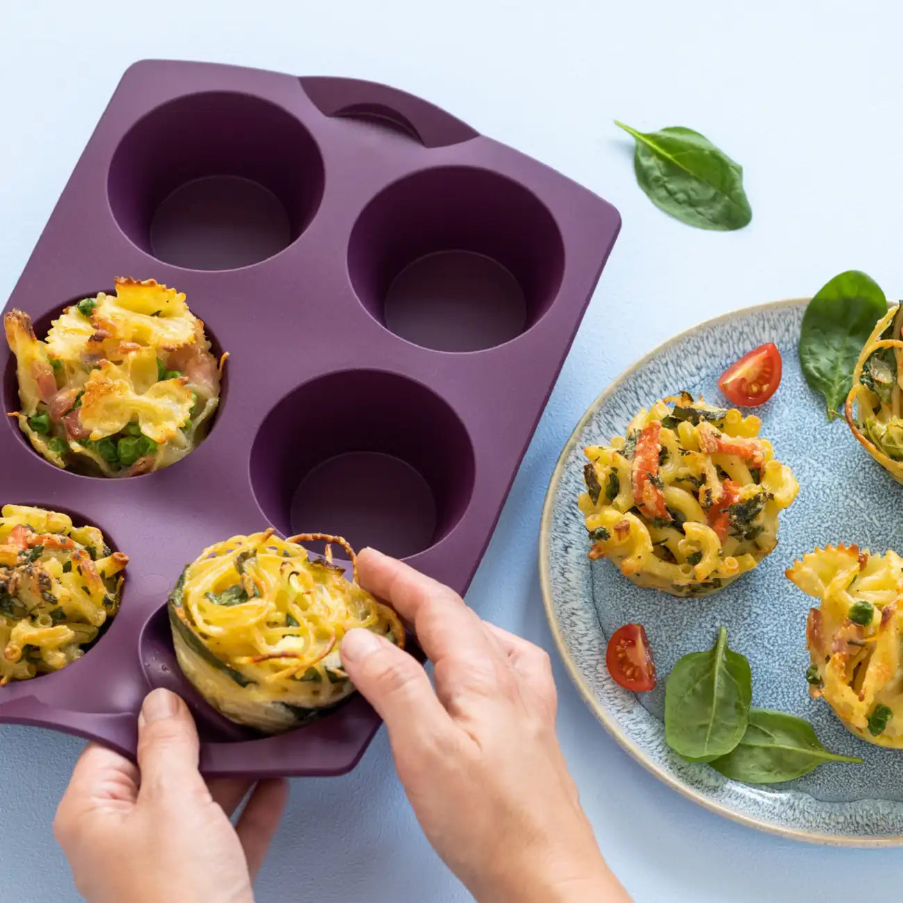 Easyplus Silikonform TupCakes von der Marke Tupperware / Backform in der Farbe Lila / Ideal für Muffins, Cupcakes und vieles mehr / für Temperaturen von -25°C bis 220°C / dank der Antihafteigenschaften lässt sich gebackenes Problemlos aus der Form lösen /  für Perfekte Backergebnisse bei jedem Gebrauch / geeignet für Kühlschrank, Gefrierschrank, Backofen und Mikrowelle / Hier direkt online kaufen 