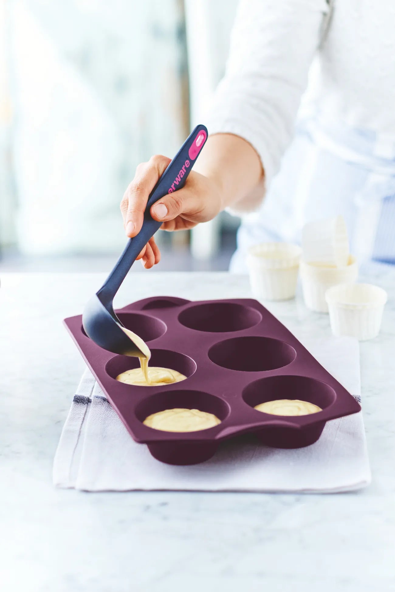Easyplus Silikonform TupCakes von der Marke Tupperware / Backform in der Farbe Lila / Ideal für Muffins, Cupcakes und vieles mehr / für Temperaturen von -25°C bis 220°C / dank der Antihafteigenschaften lässt sich gebackenes Problemlos aus der Form lösen /  für Perfekte Backergebnisse bei jedem Gebrauch / geeignet für Kühlschrank, Gefrierschrank, Backofen und Mikrowelle / Hier direkt online kaufen 