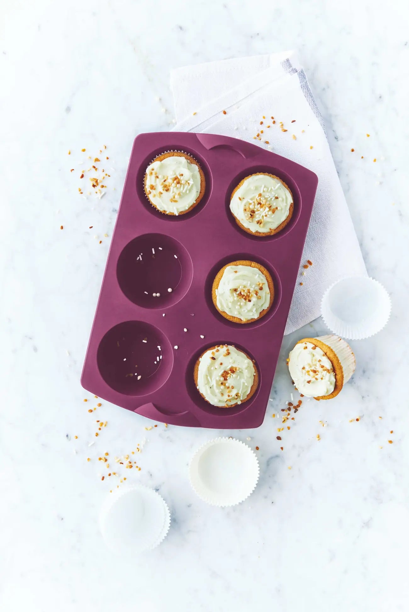 Easyplus Silikonform TupCakes von der Marke Tupperware / Backform in der Farbe Lila / Ideal für Muffins, Cupcakes und vieles mehr / für Temperaturen von -25°C bis 220°C / dank der Antihafteigenschaften lässt sich gebackenes Problemlos aus der Form lösen /  für Perfekte Backergebnisse bei jedem Gebrauch / geeignet für Kühlschrank, Gefrierschrank, Backofen und Mikrowelle / Hier direkt online kaufen 