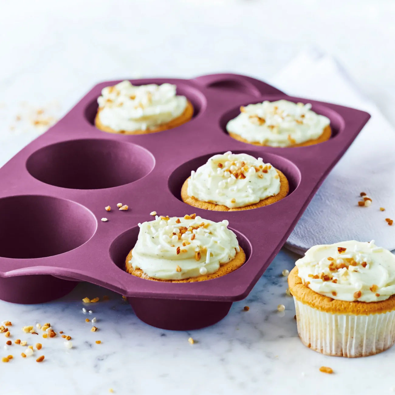 Easyplus Silikonform TupCakes von der Marke Tupperware / Backform in der Farbe Lila / Ideal für Muffins, Cupcakes und vieles mehr / für Temperaturen von -25°C bis 220°C / dank der Antihafteigenschaften lässt sich gebackenes Problemlos aus der Form lösen /  für Perfekte Backergebnisse bei jedem Gebrauch / geeignet für Kühlschrank, Gefrierschrank, Backofen und Mikrowelle / Hier direkt online kaufen 
