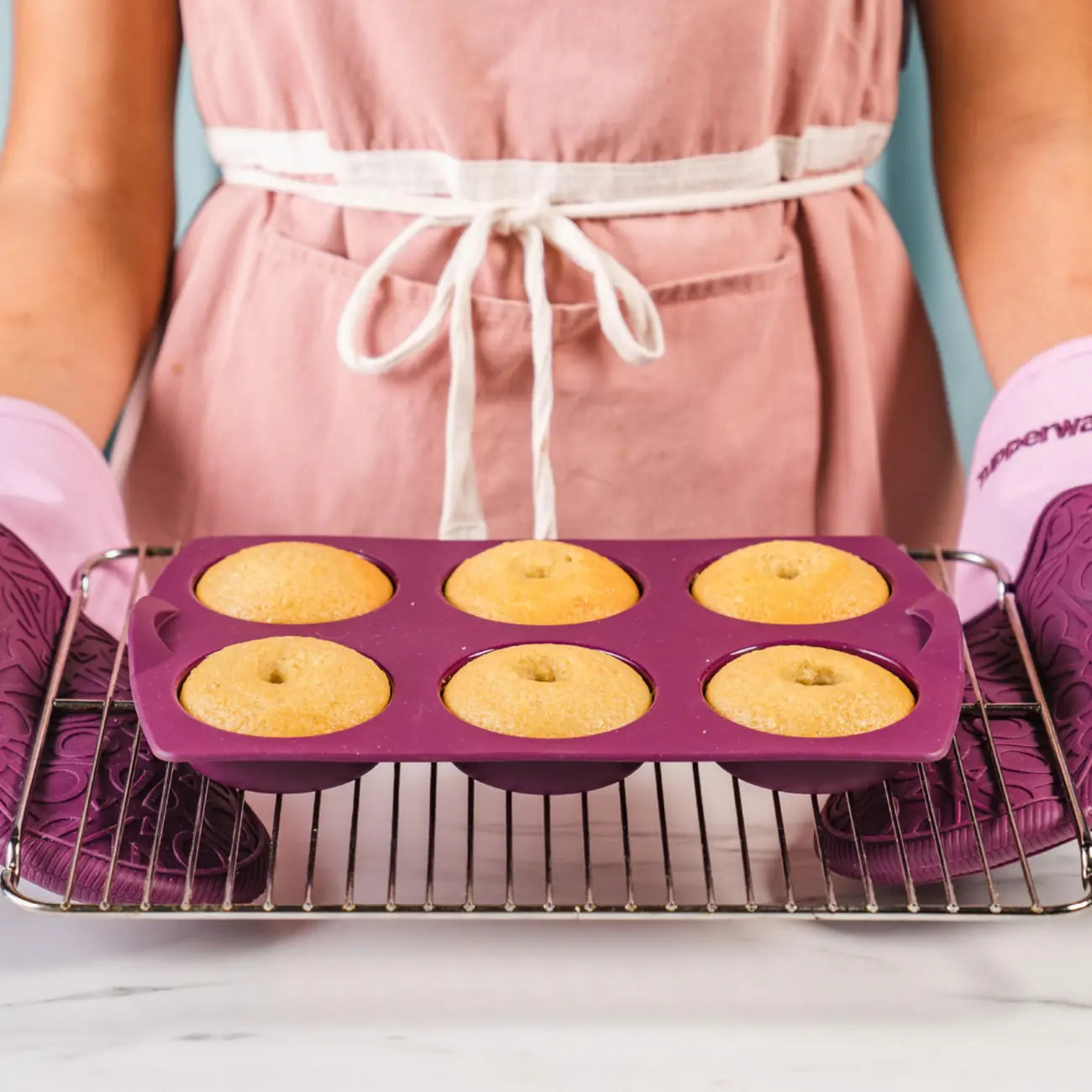 Easyplus Silikonform TupCakes von der Marke Tupperware / Backform in der Farbe Lila / Ideal für Muffins, Cupcakes und vieles mehr / für Temperaturen von -25°C bis 220°C / dank der Antihafteigenschaften lässt sich gebackenes Problemlos aus der Form lösen /  für Perfekte Backergebnisse bei jedem Gebrauch / geeignet für Kühlschrank, Gefrierschrank, Backofen und Mikrowelle / Hier direkt online kaufen 