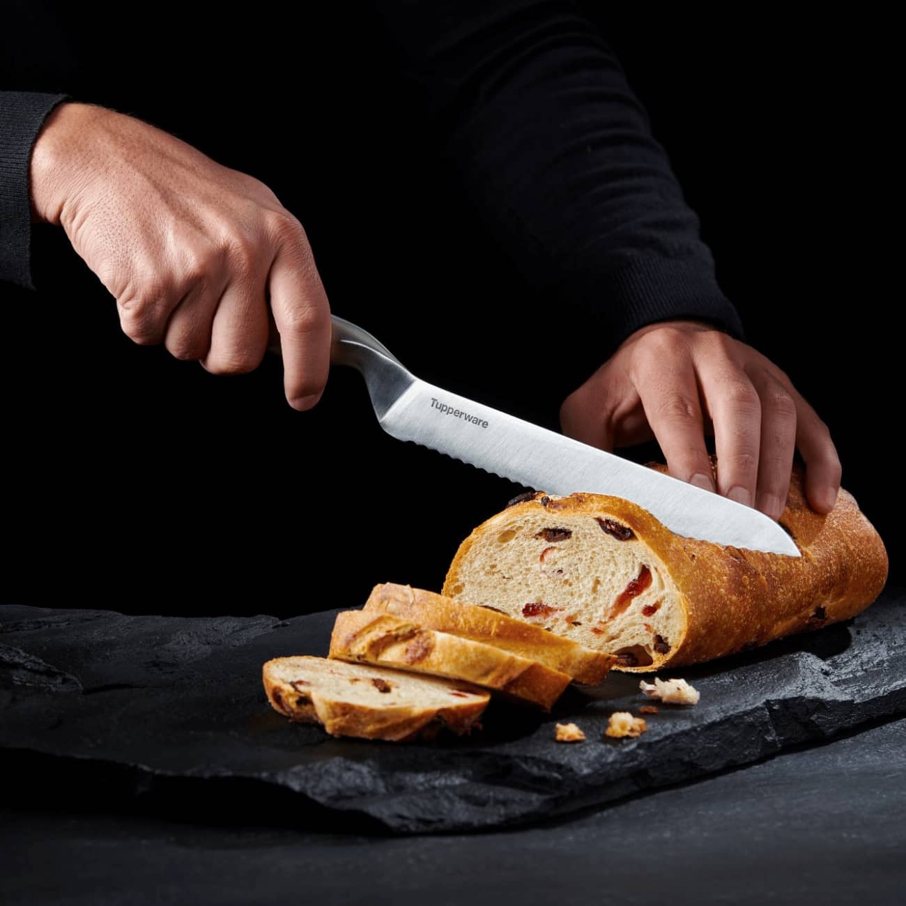 Mastro Brotmesser von der Marke Tupperware / Edelstahlmesser mit Wellenschliff / ergonomischer Messergriff / inkl. Schutzhülle / Ideal für Brot, Gemüse und Obst wie z.B Grapefruits / Hier direkt online kaufen 