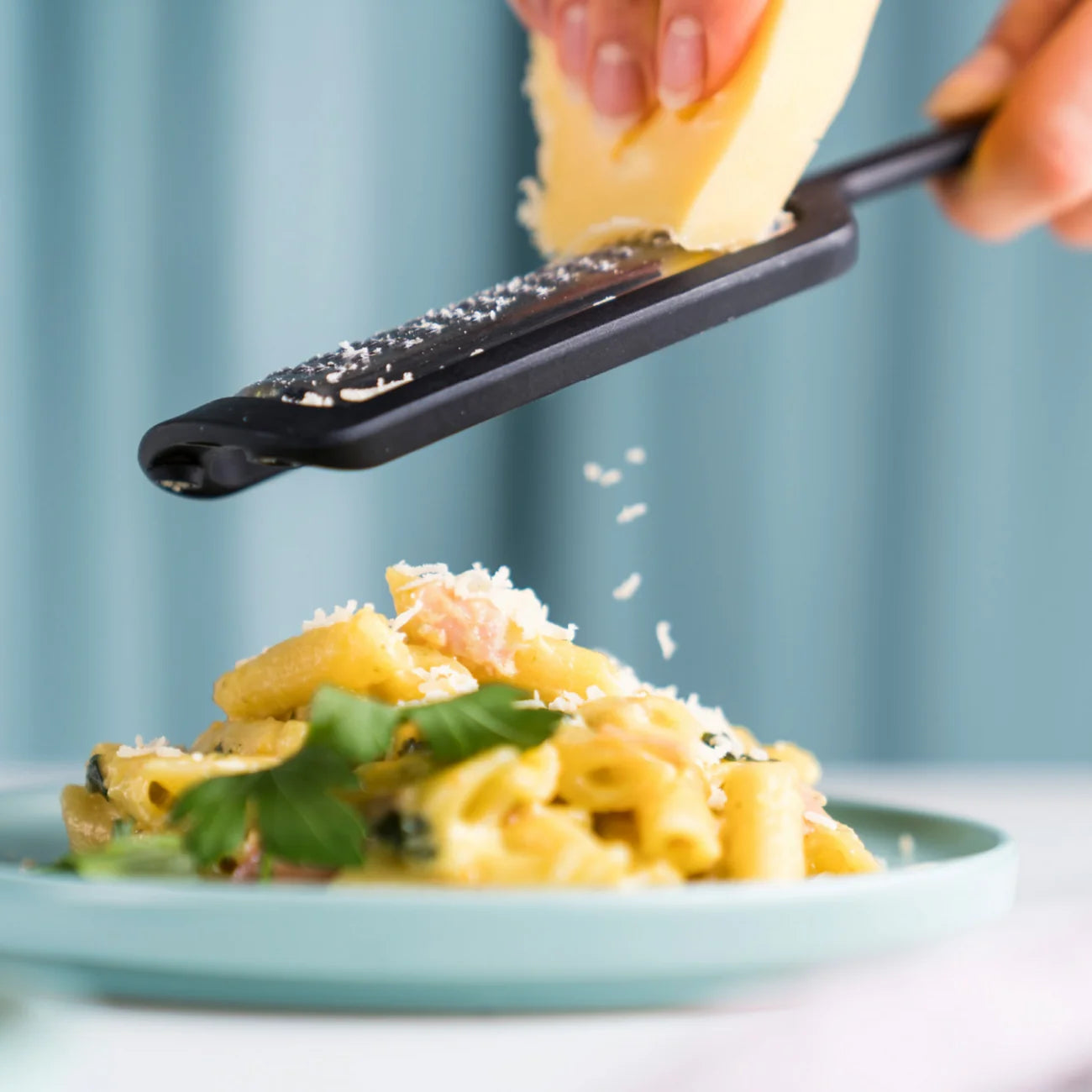 Griffbereit kleine Reibe von der Marke Tupperware / mit Ergonomischen Griff / Kompakt und Praktisch / Ideal um Käse oder Schokolade direkt auf dein Gericht zu Reiben / zum Platzieren auf einem Schneidebrett oder Teller / Hier direkt online kaufen 