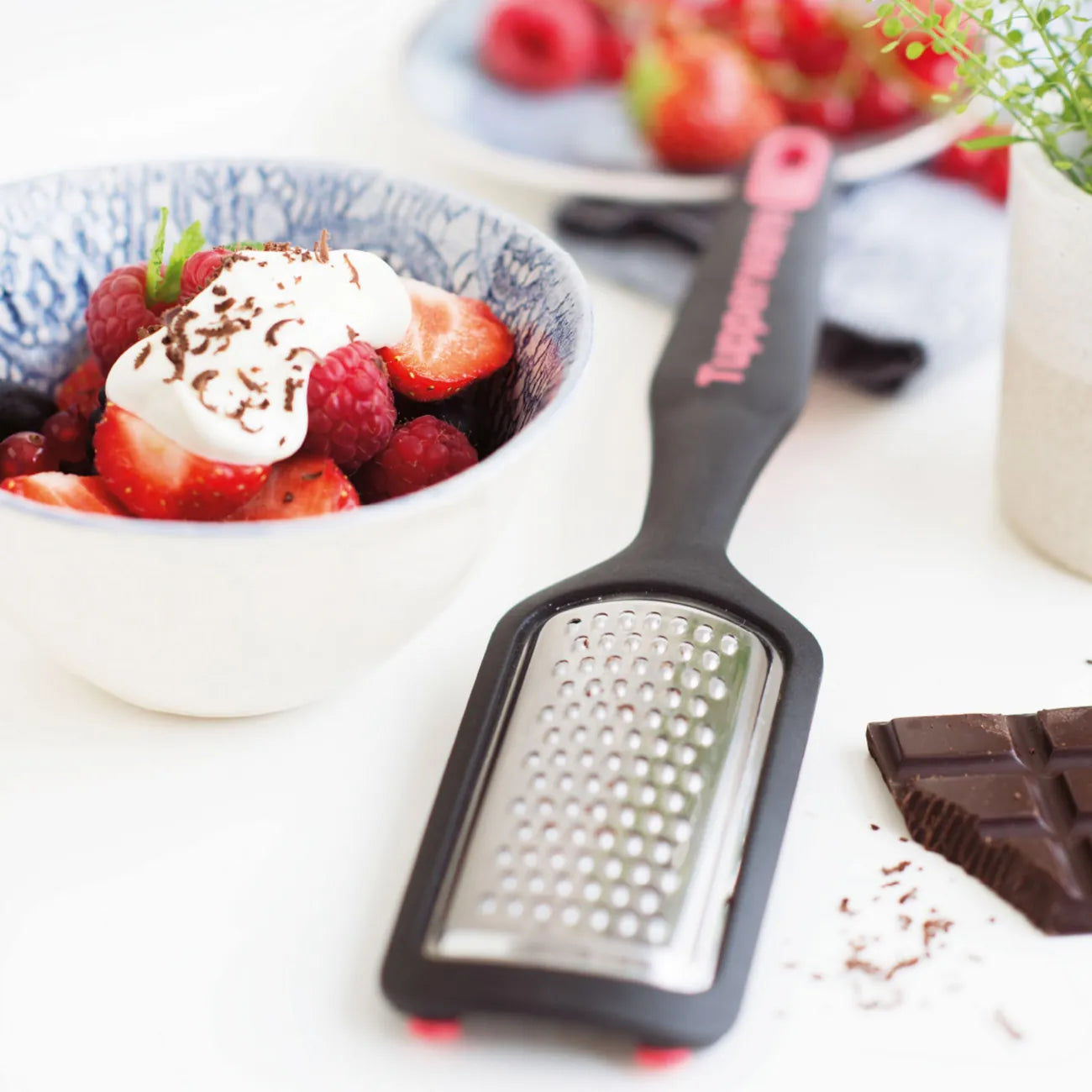 Griffbereit kleine Reibe von der Marke Tupperware / mit Ergonomischen Griff / Kompakt und Praktisch / Ideal um Käse oder Schokolade direkt auf dein Gericht zu Reiben / zum Platzieren auf einem Schneidebrett oder Teller / Hier direkt online kaufen 