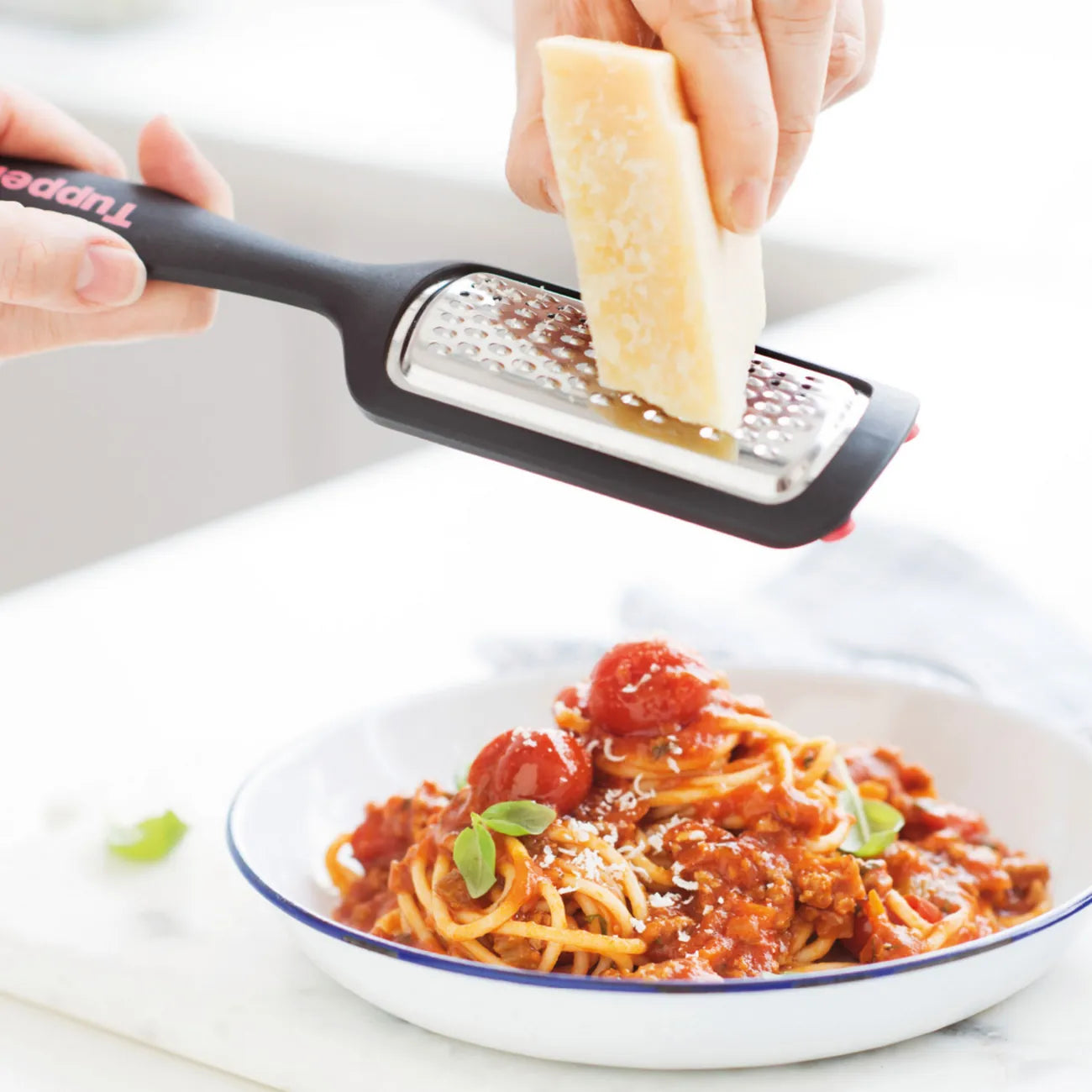 Griffbereit kleine Reibe von der Marke Tupperware / mit Ergonomischen Griff / Kompakt und Praktisch / Ideal um Käse oder Schokolade direkt auf dein Gericht zu Reiben / zum Platzieren auf einem Schneidebrett oder Teller / Hier direkt online kaufen 