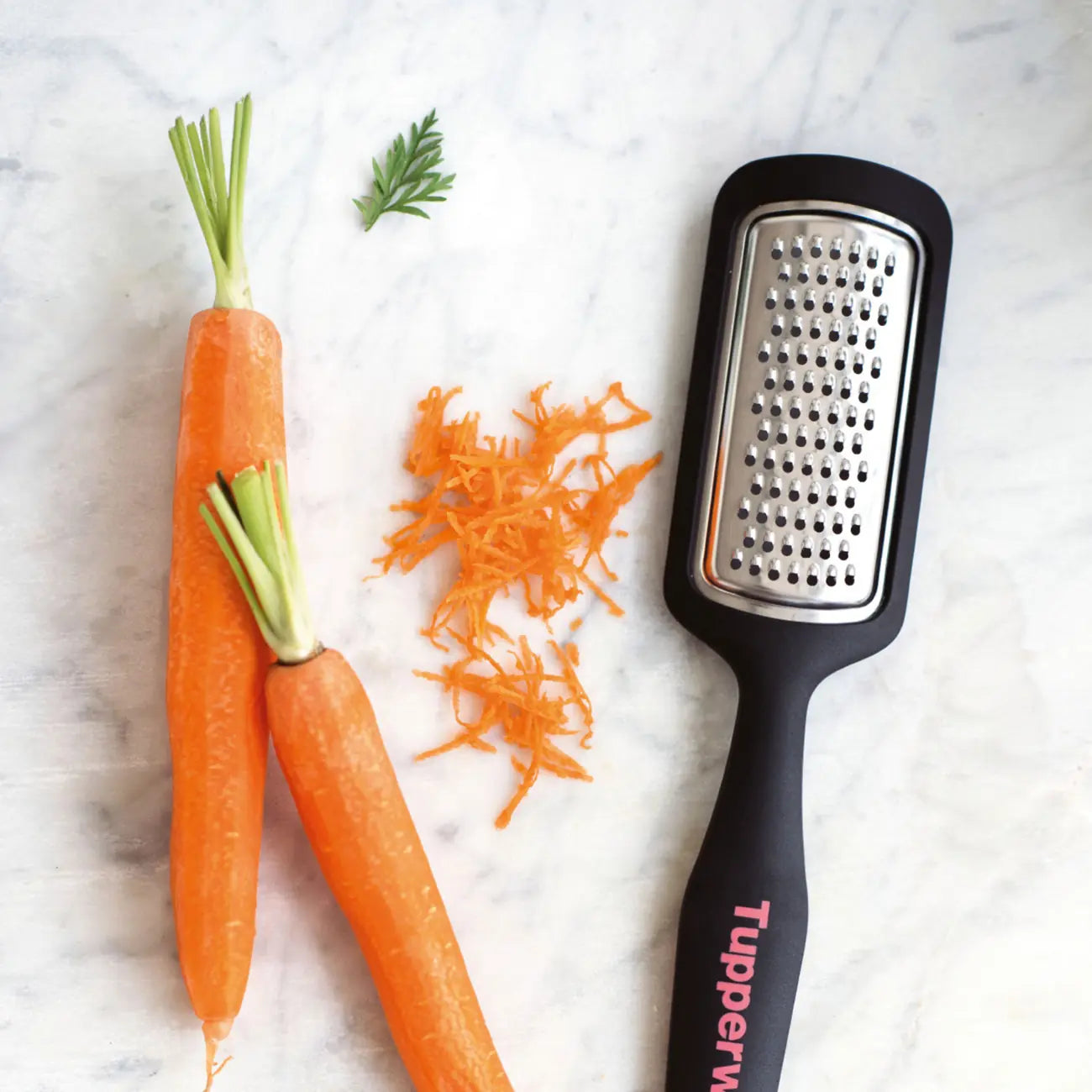 Griffbereit kleine Reibe von der Marke Tupperware / mit Ergonomischen Griff / Kompakt und Praktisch / Ideal um Käse oder Schokolade direkt auf dein Gericht zu Reiben / zum Platzieren auf einem Schneidebrett oder Teller / Hier direkt online kaufen 