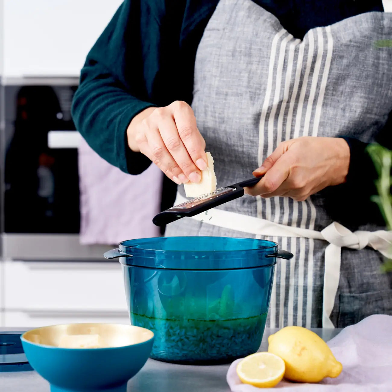 Griffbereit kleine Reibe von der Marke Tupperware / mit Ergonomischen Griff / Kompakt und Praktisch / Ideal um Käse oder Schokolade direkt auf dein Gericht zu Reiben / zum Platzieren auf einem Schneidebrett oder Teller / Hier direkt online kaufen 