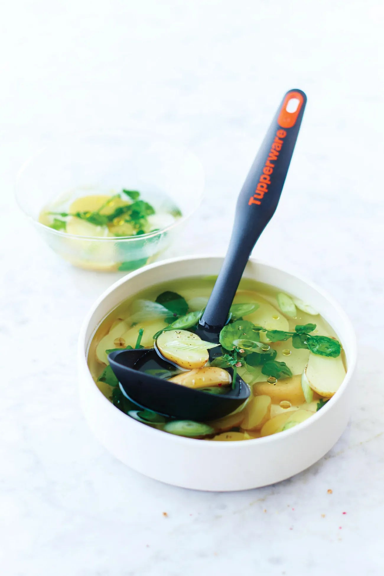 Griffbereit Schöpflöffel von der Marke Tupperware / mit ergonomischen Griff / mit gerade abgeflachter Vorderkante zum Idealen Schöpfen / Hier direkt online kaufen 