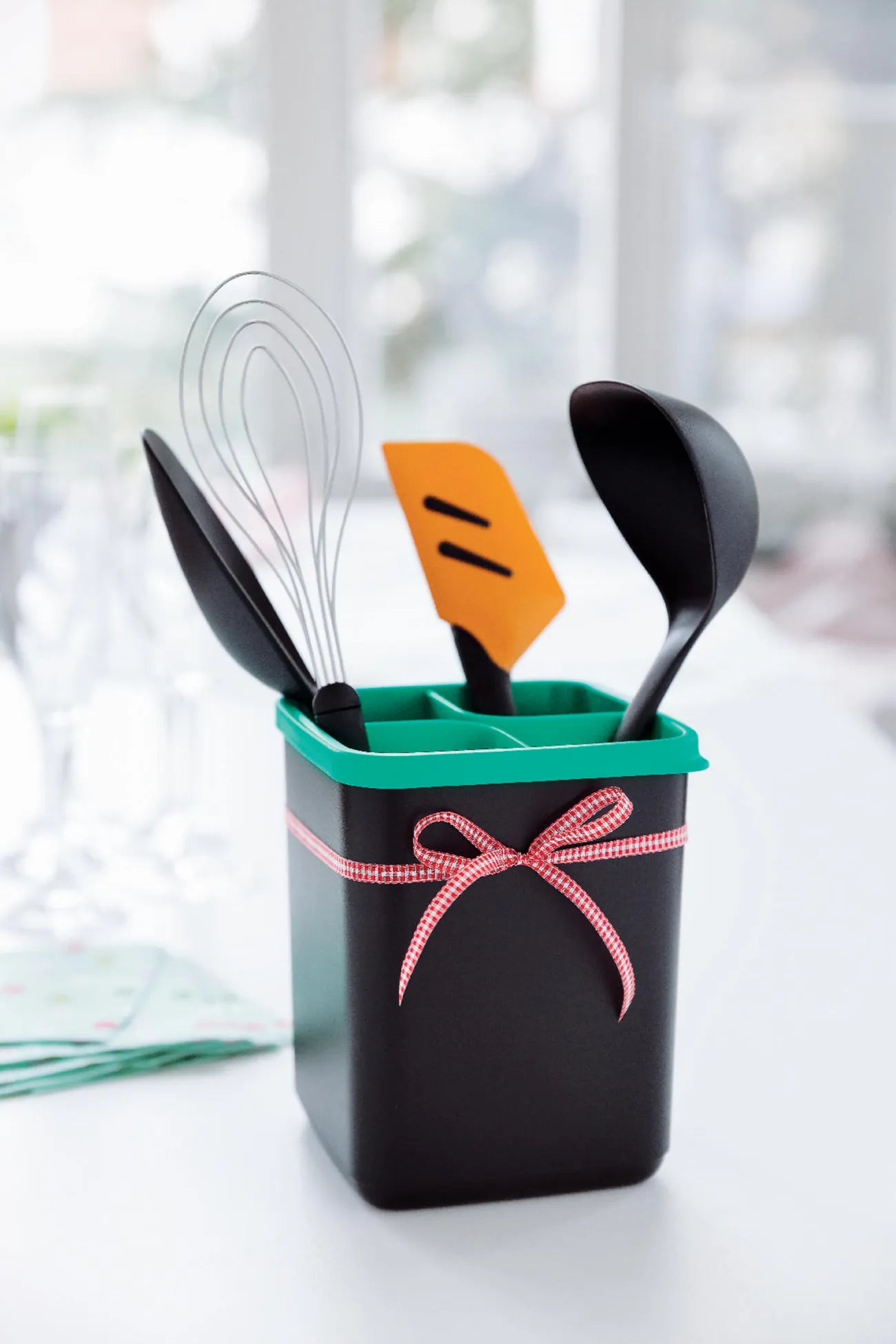 Griffbereit Schöpflöffel von der Marke Tupperware / mit ergonomischen Griff / mit gerade abgeflachter Vorderkante zum Idealen Schöpfen / Hier direkt online kaufen 