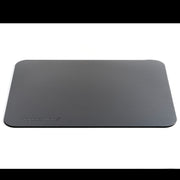 Schneidflex Schneidunterlage von der Marke Tupperware / in der Farbe Schwarz / mit rutschfester Unterseite / flexibles Material zum Idealen Schütten von Schneidgut / Hier direkt online kaufen 